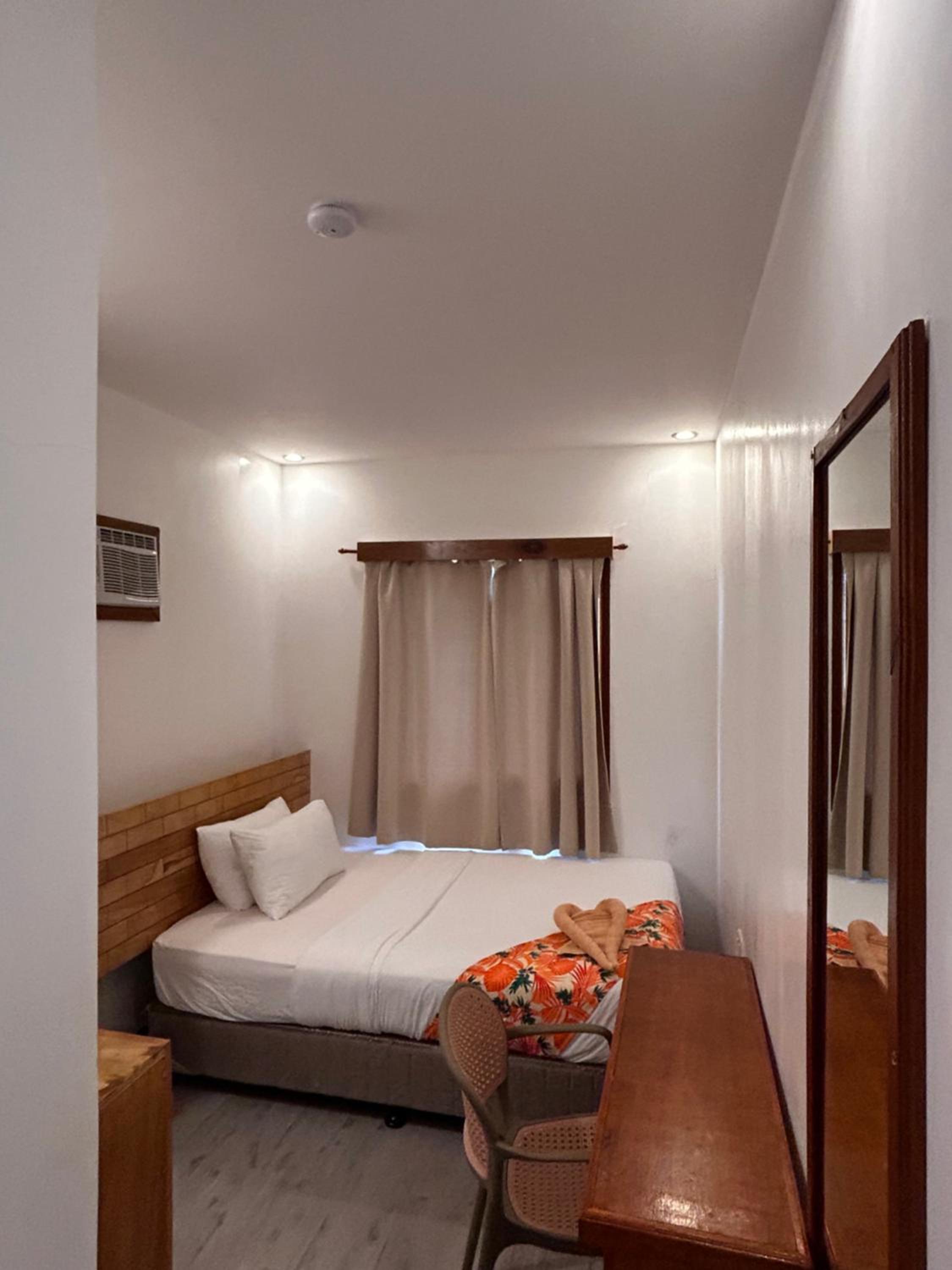 Small Single Room photo 3