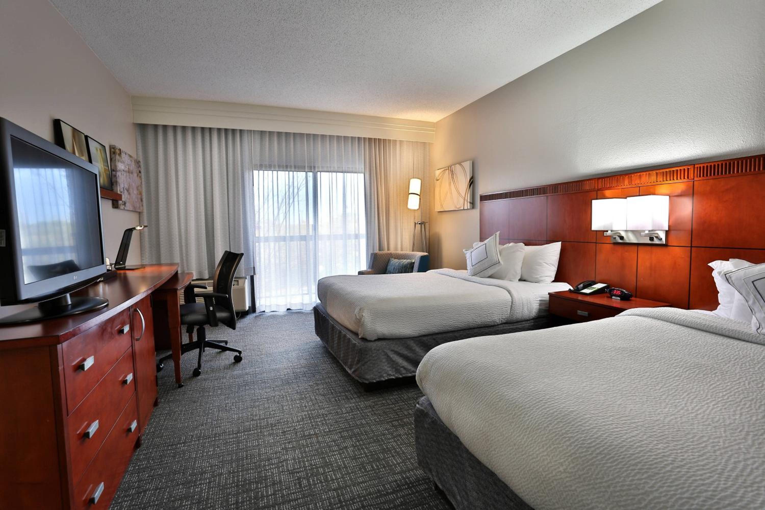 Queen Room With Two Queen Beds - Photo 1