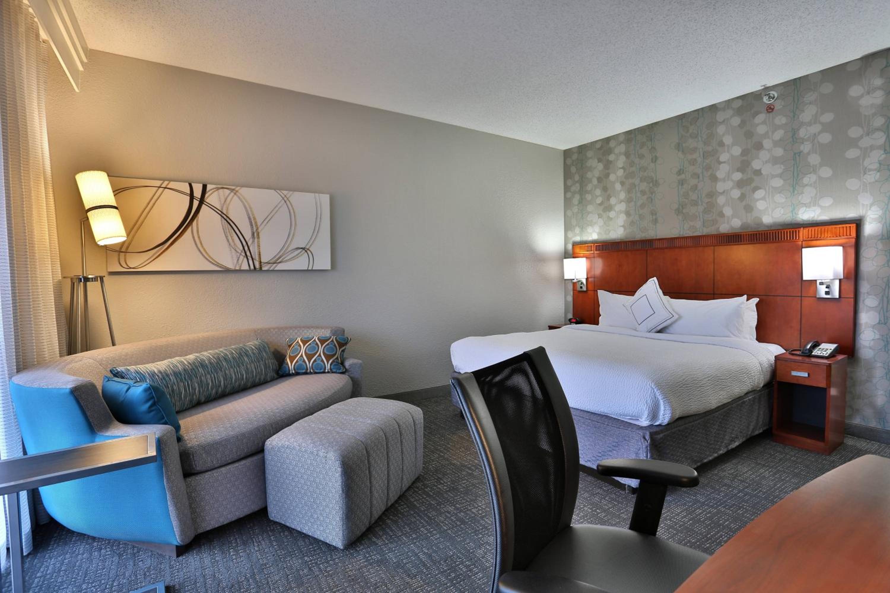 King Room With Sofa Bed And Adapted Tub - Mobility And Hearing Accessible - Photo 1