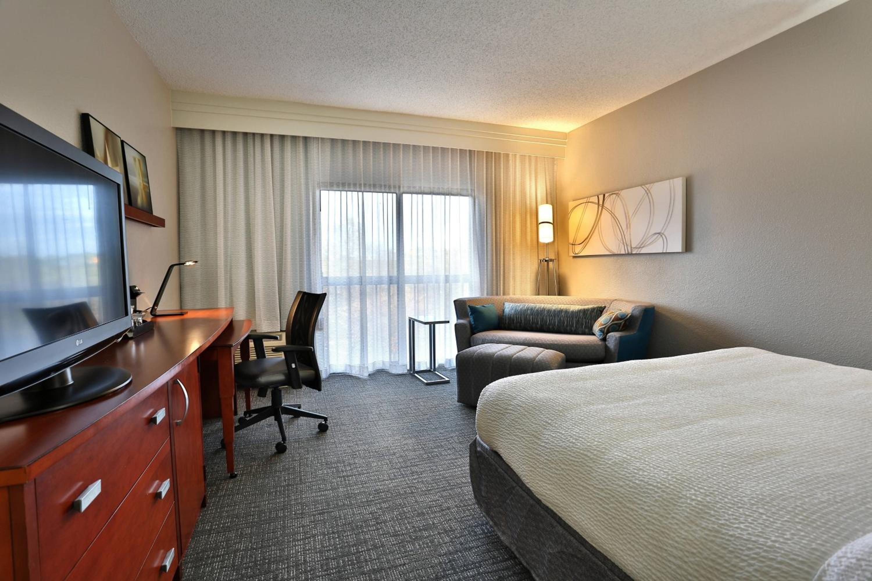 King Room With Sofa Bed And Adapted Tub - Mobility And Hearing Accessible - Photo 2