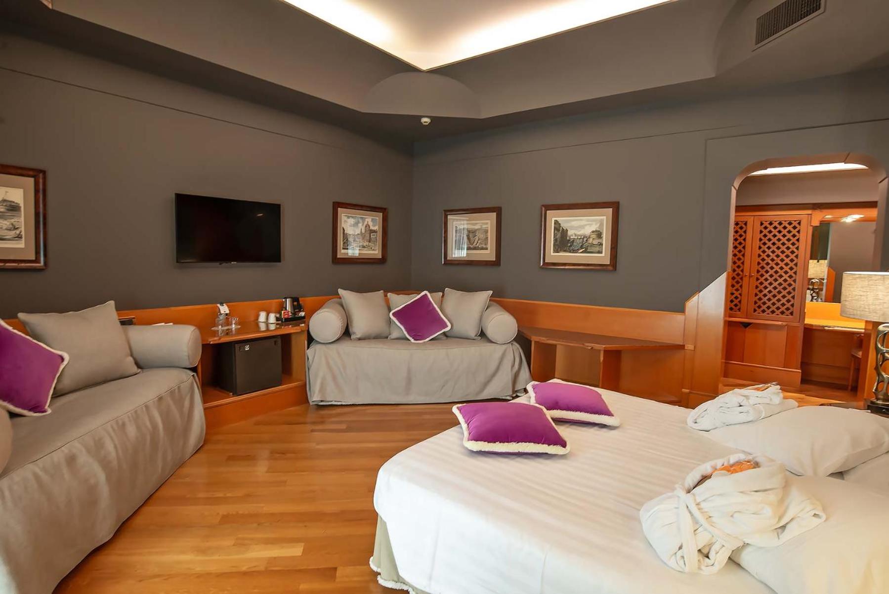 Triple Room thumbnail 6