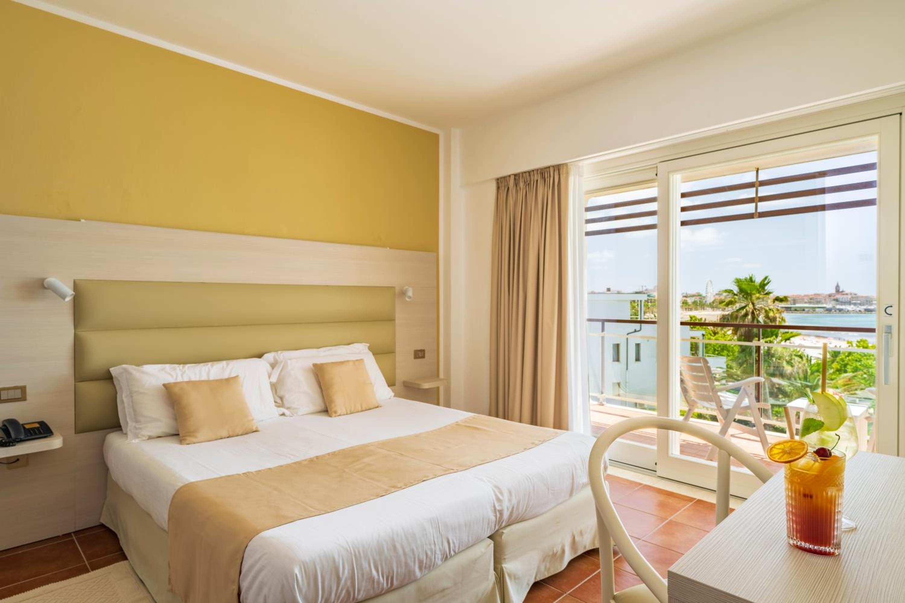 Double Room with Sea or Pool View - Photo 1