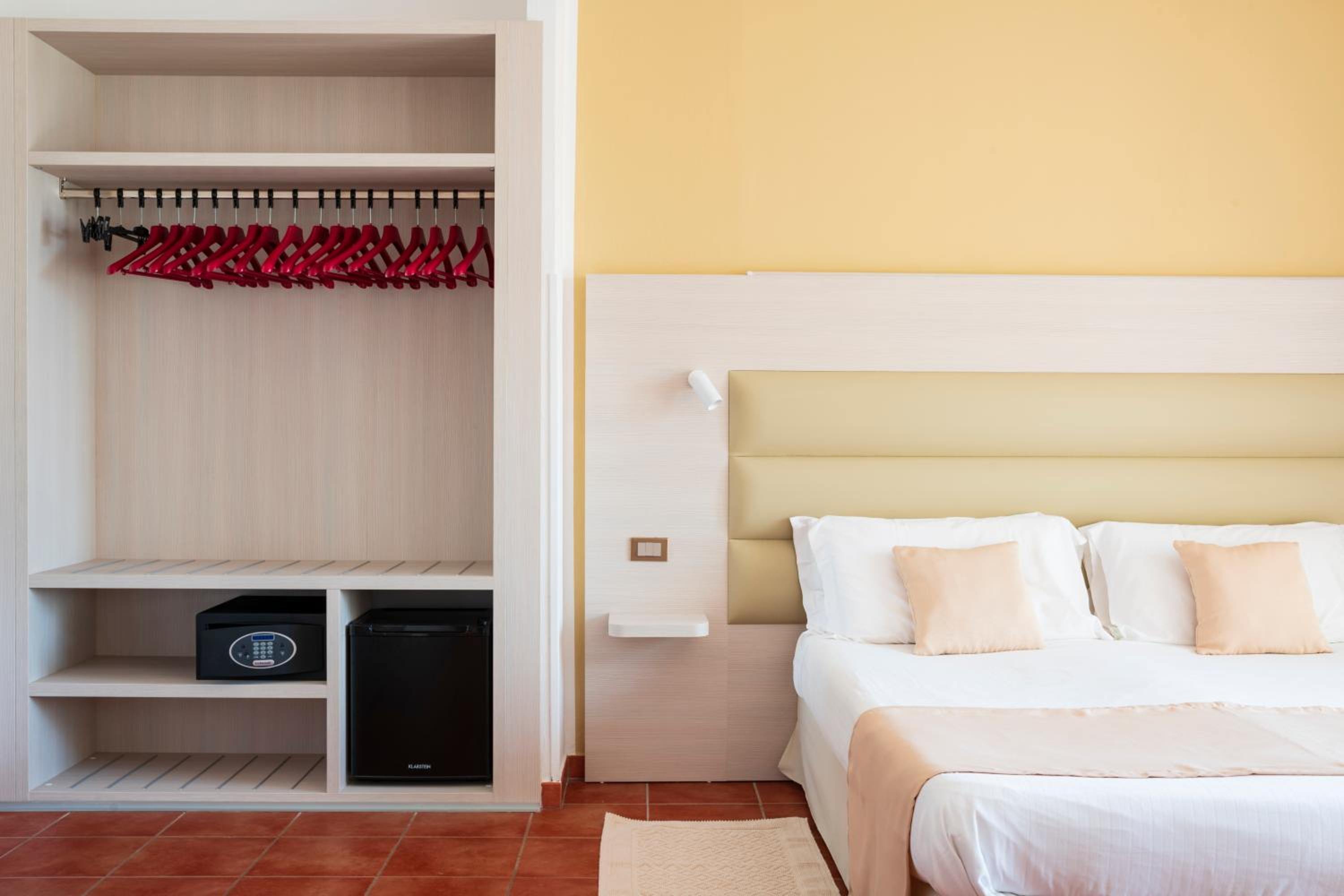 Double Room with Sea or Pool View - Photo 4