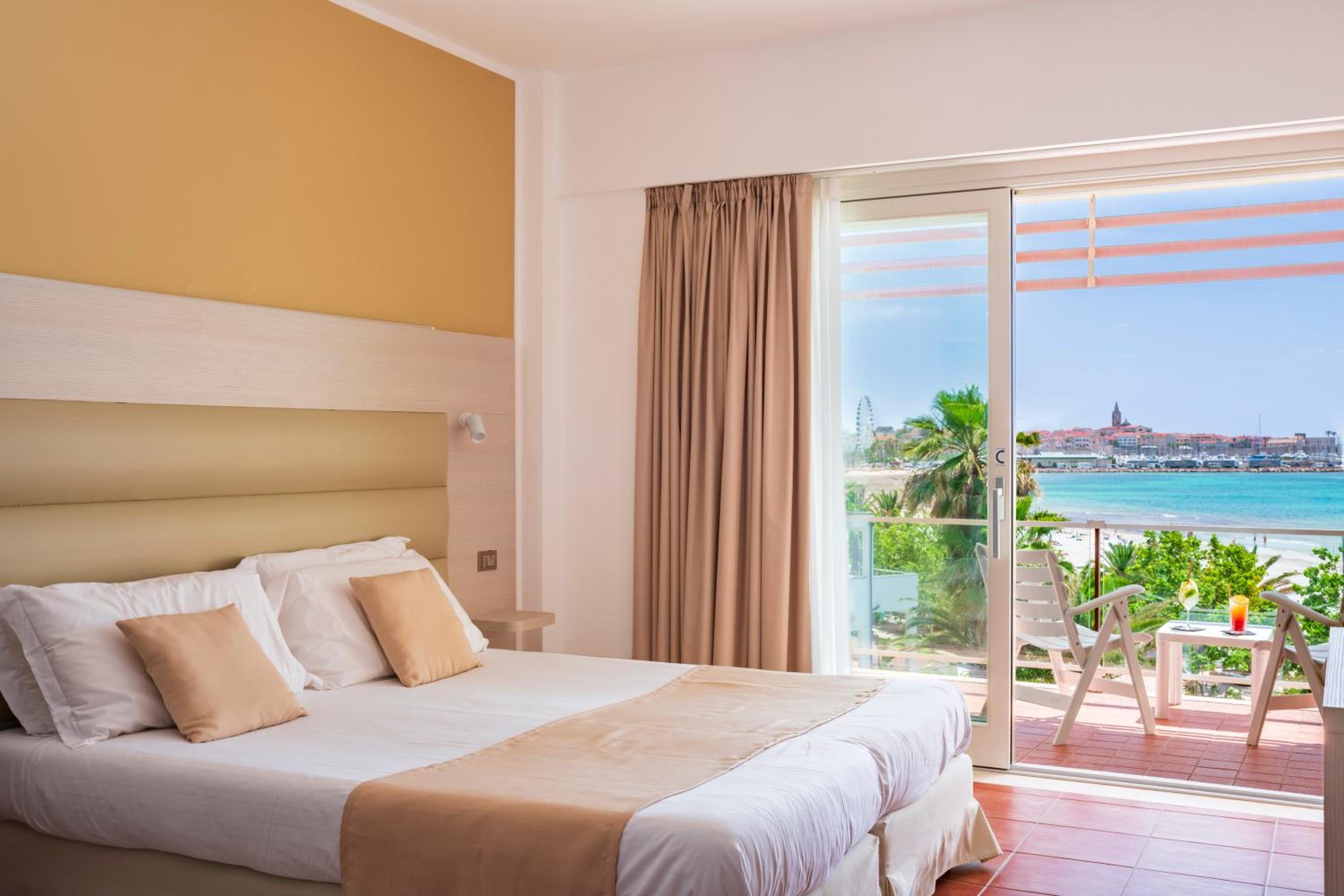 Double Room with Sea or Pool View - Photo 10