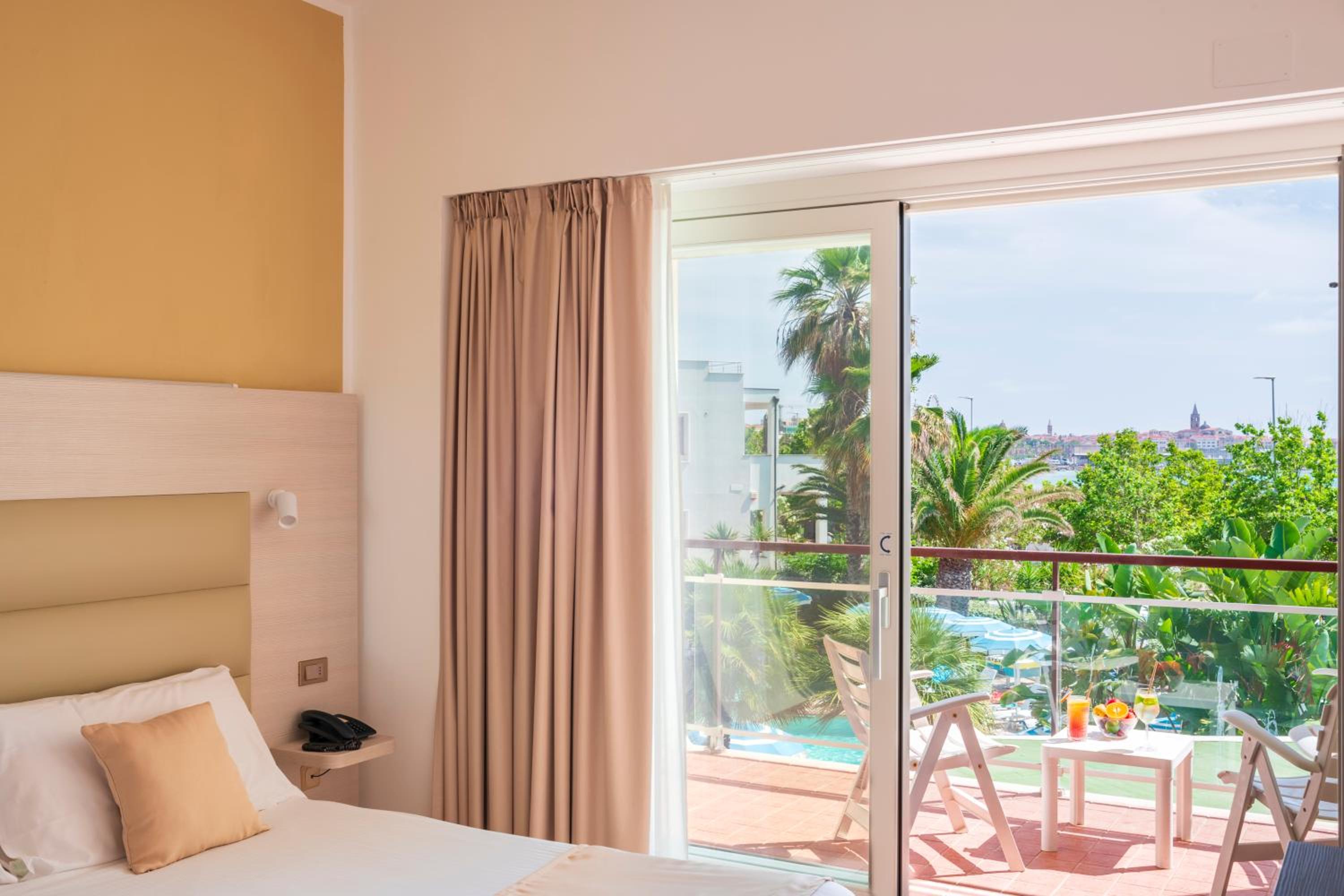 Double Room with Sea or Pool View - Photo 3