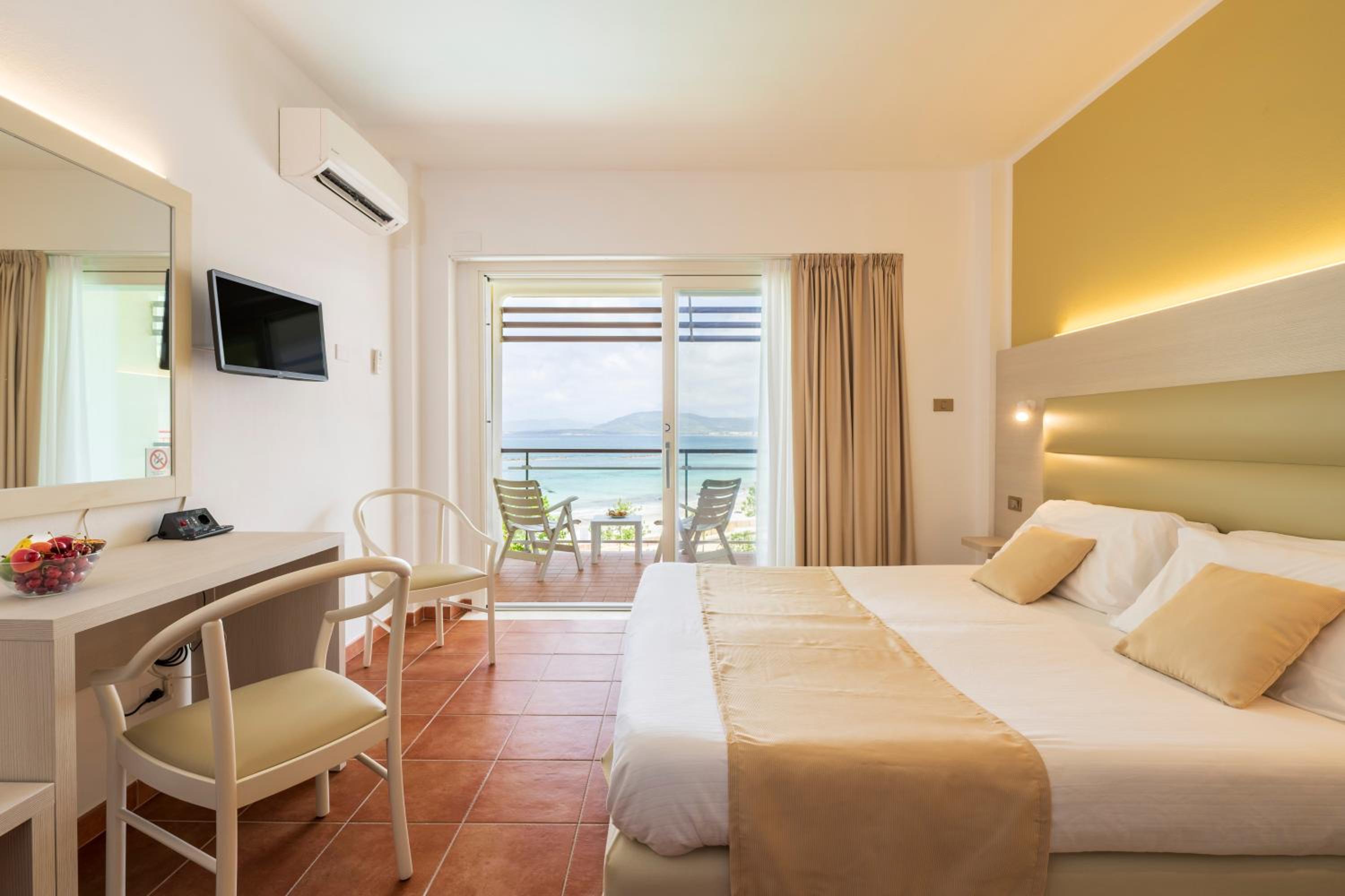 Double Room with Sea or Pool View - Photo 2