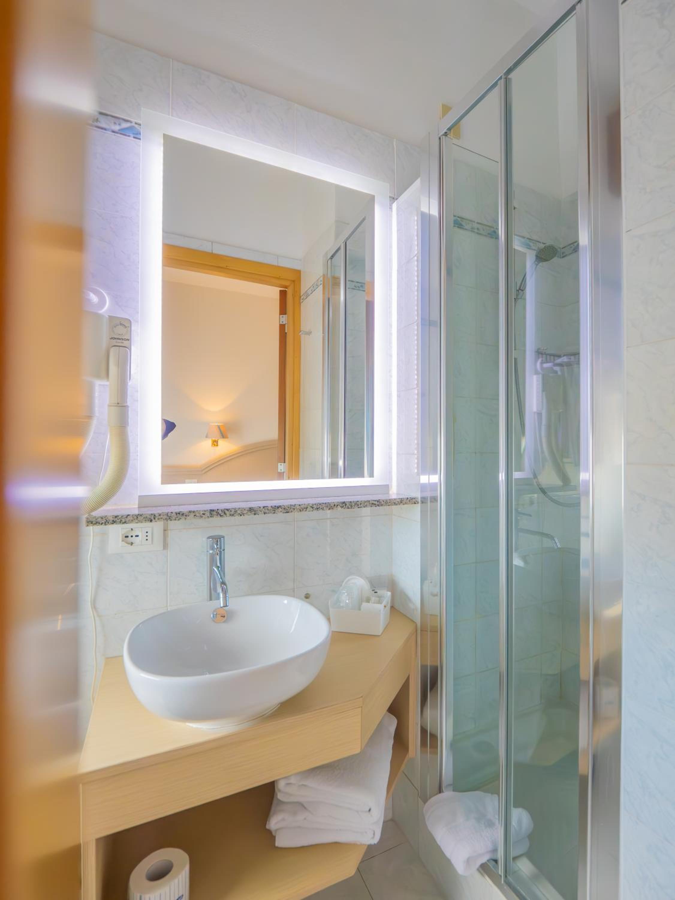 Double or Twin Room with Balcony - Photo 8