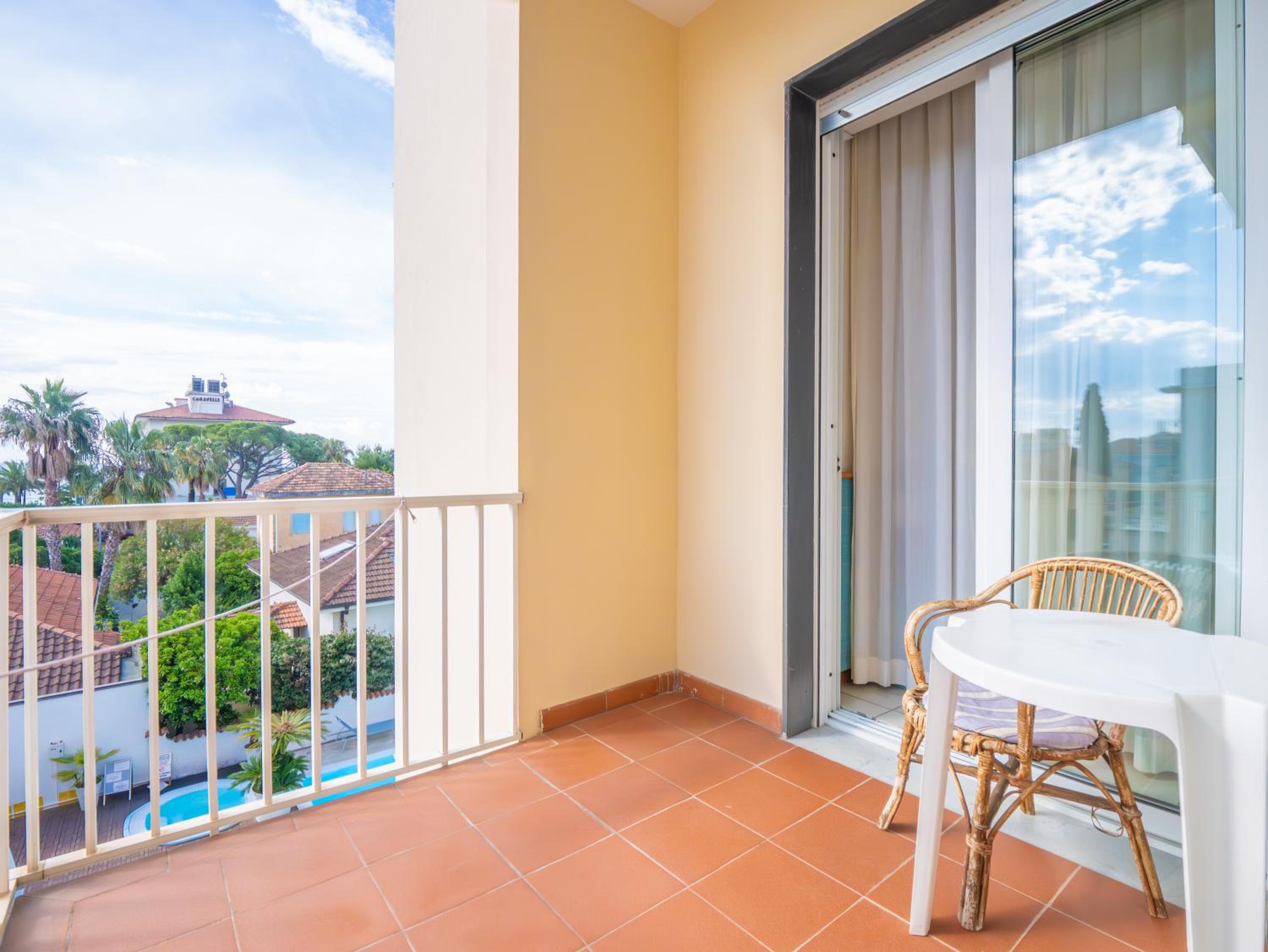 Double or Twin Room with Balcony - Photo 9