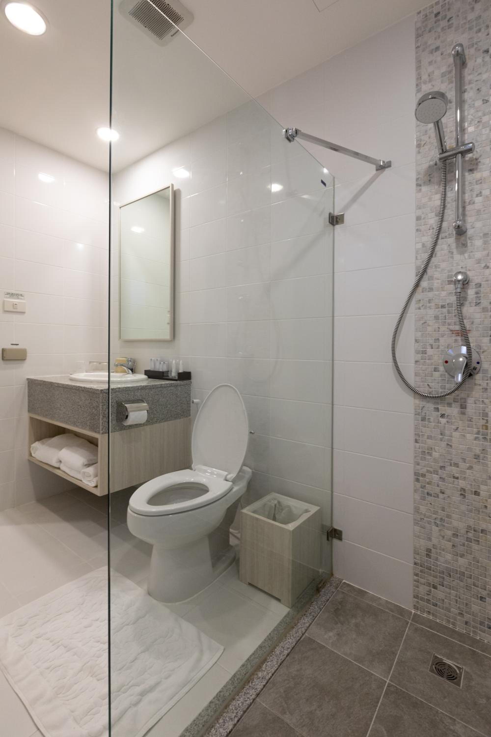 One-Bedroom Suite - Photo 9