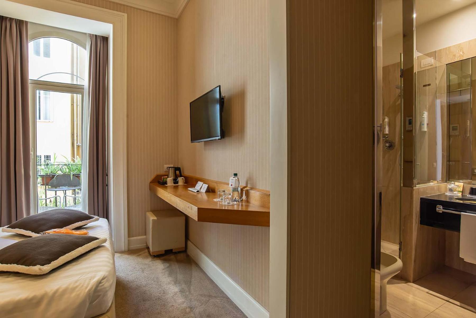 Small Double Room thumbnail 5