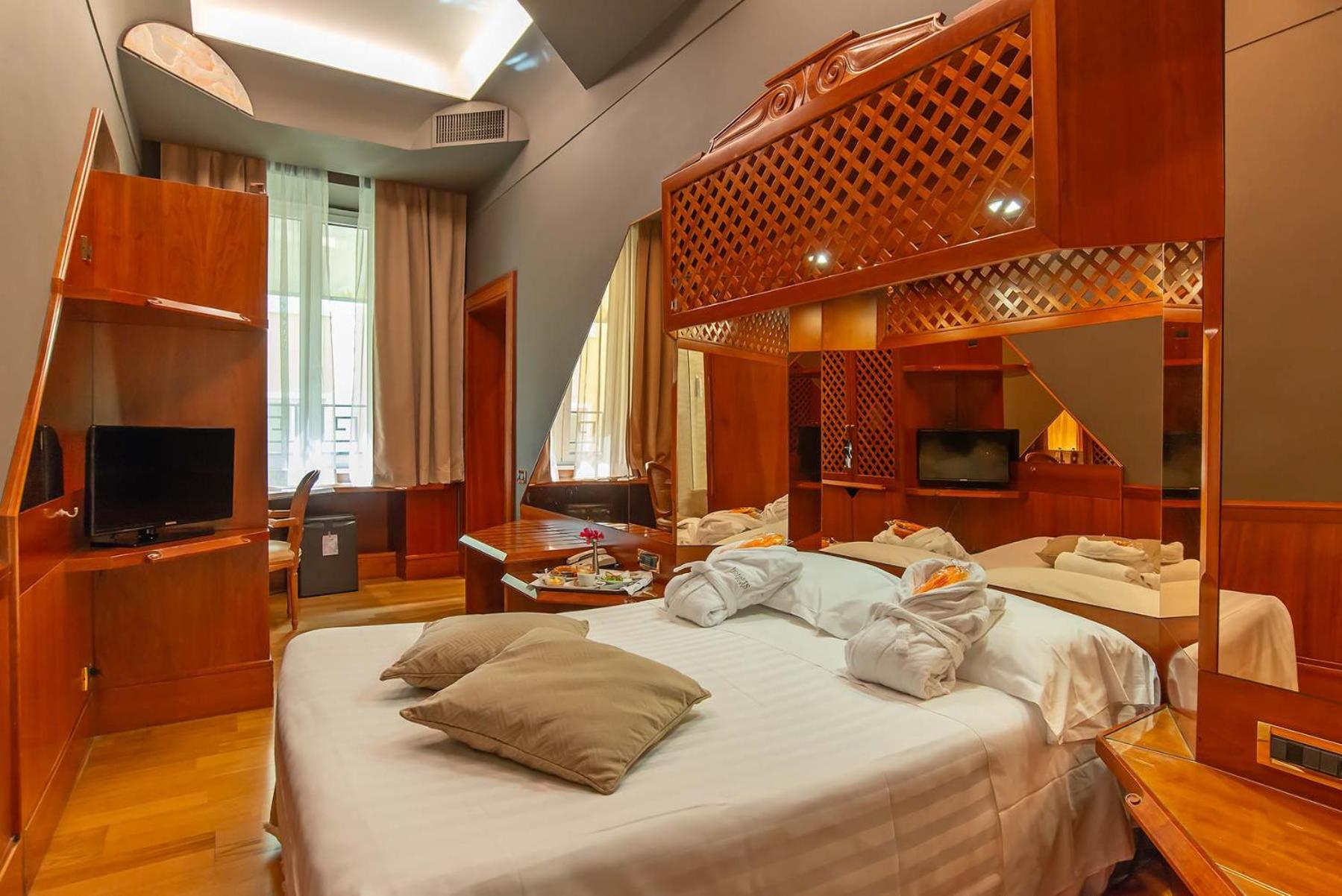Small Double Room thumbnail 6
