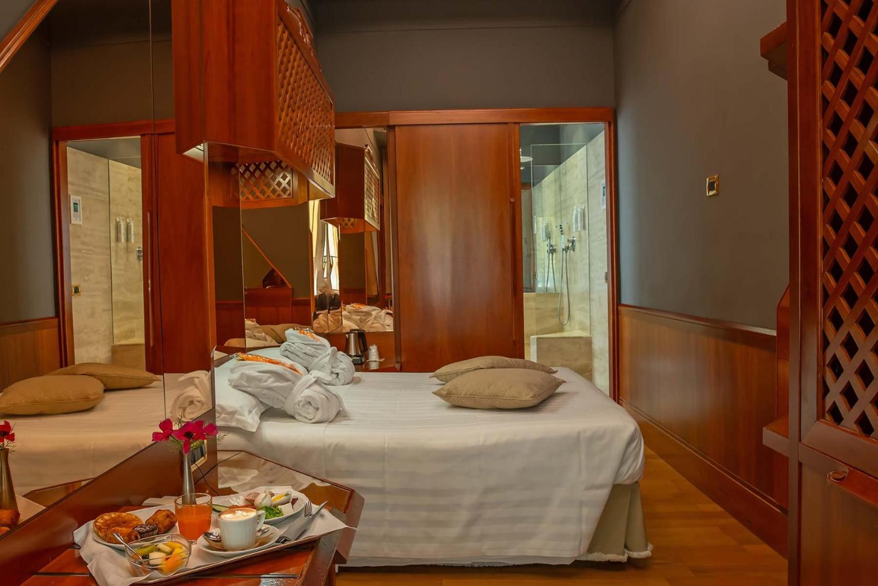 Small Double Room thumbnail 5