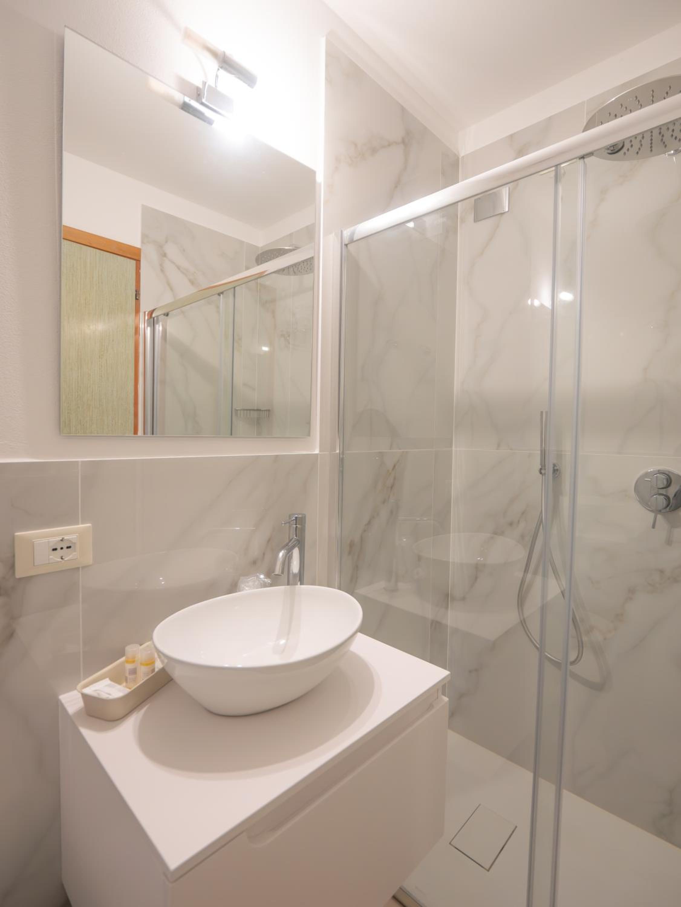 Double or Twin Room with Balcony - Photo 19