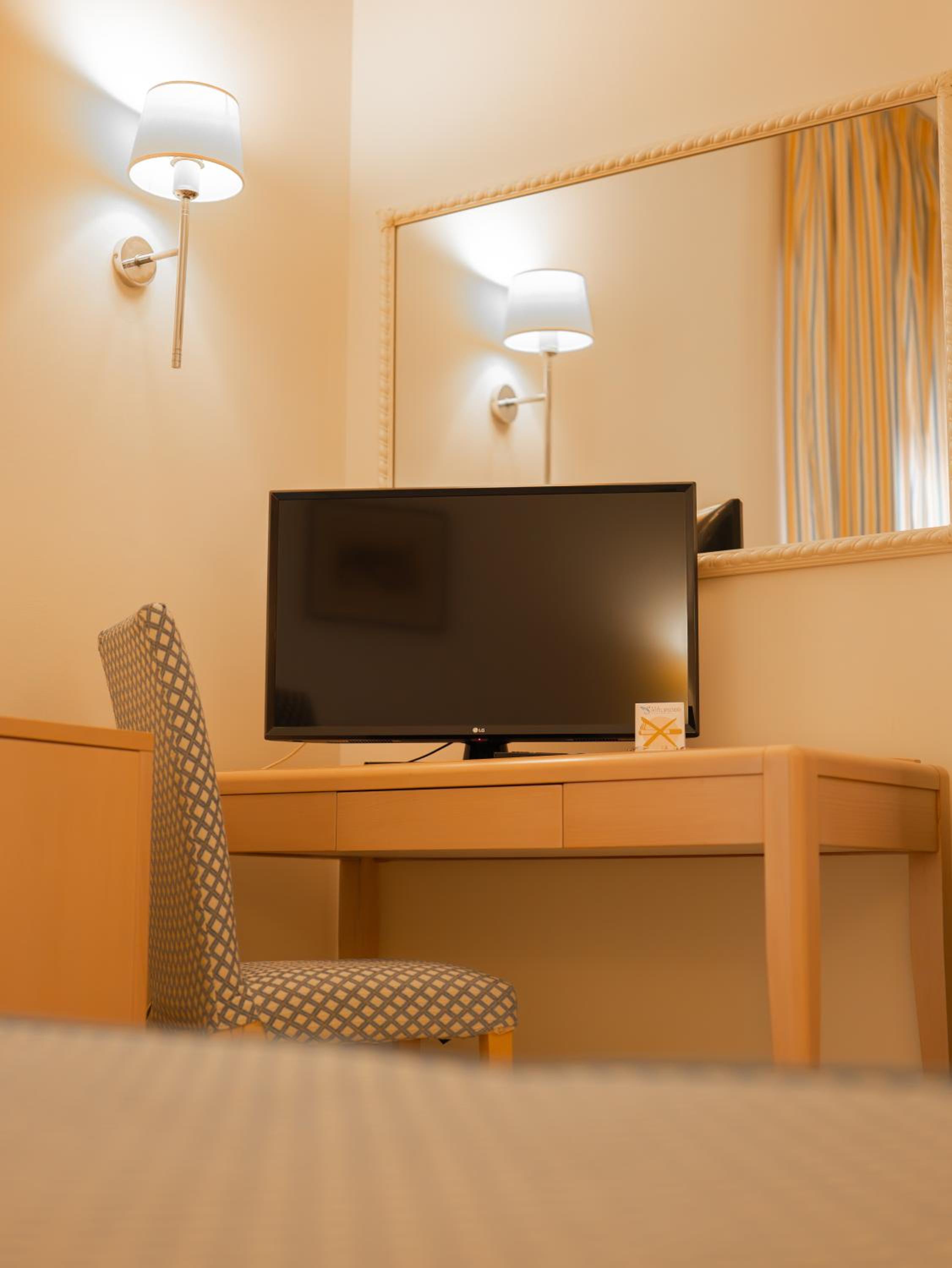 Double or Twin Room with Balcony - Photo 18