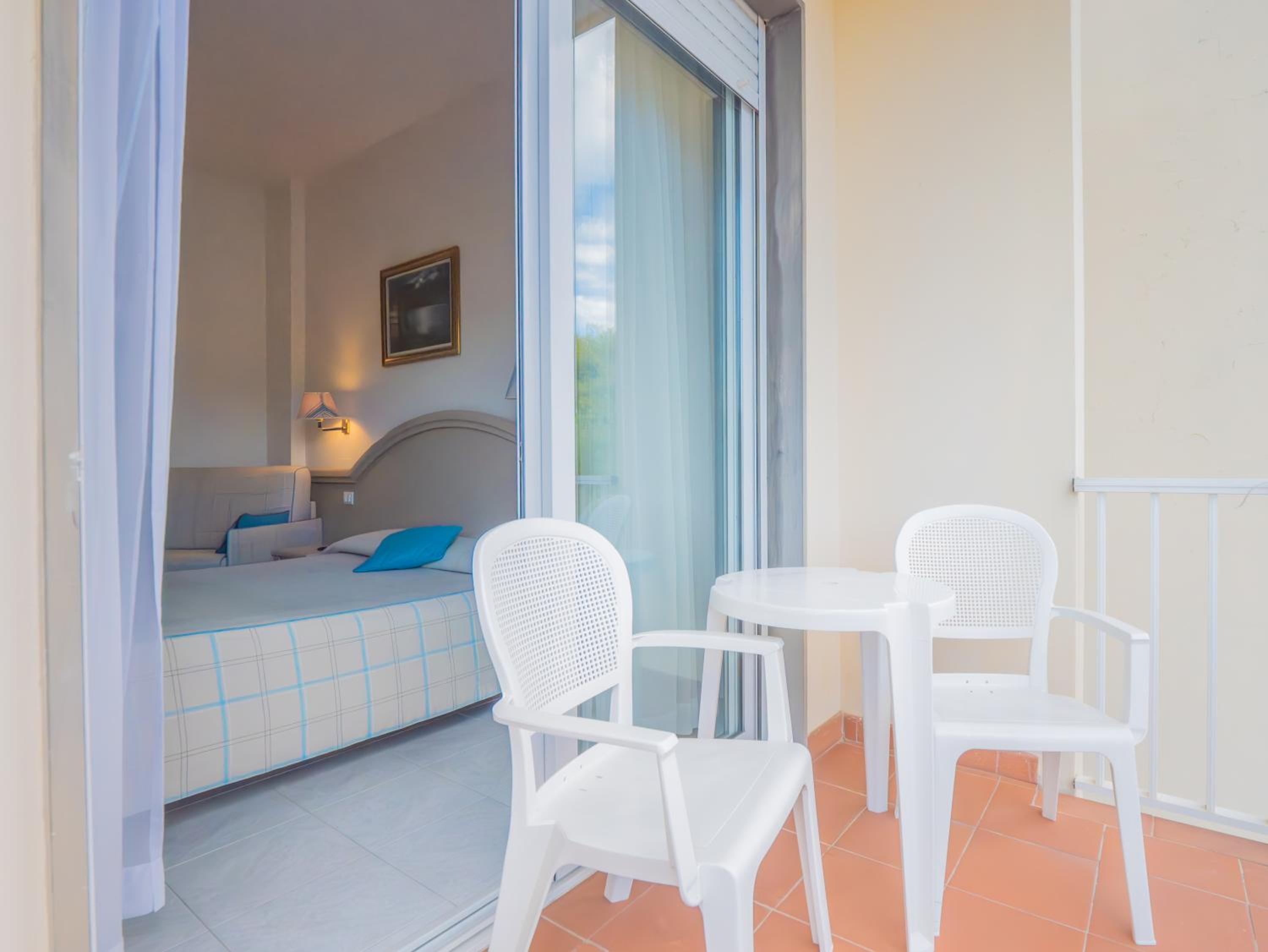 Double or Twin Room with Balcony - Photo 21