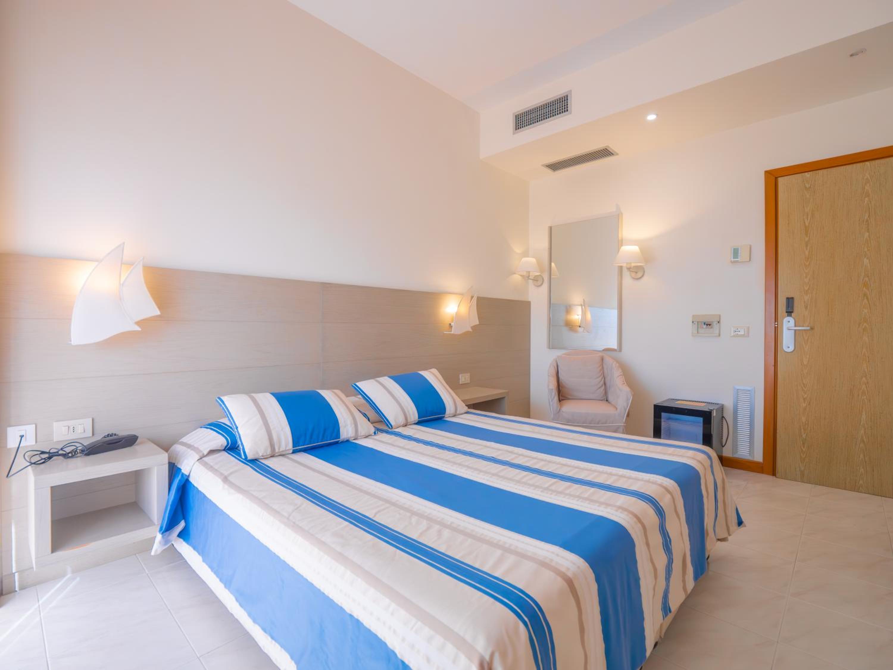 Double or Twin Room with Balcony - Photo 22