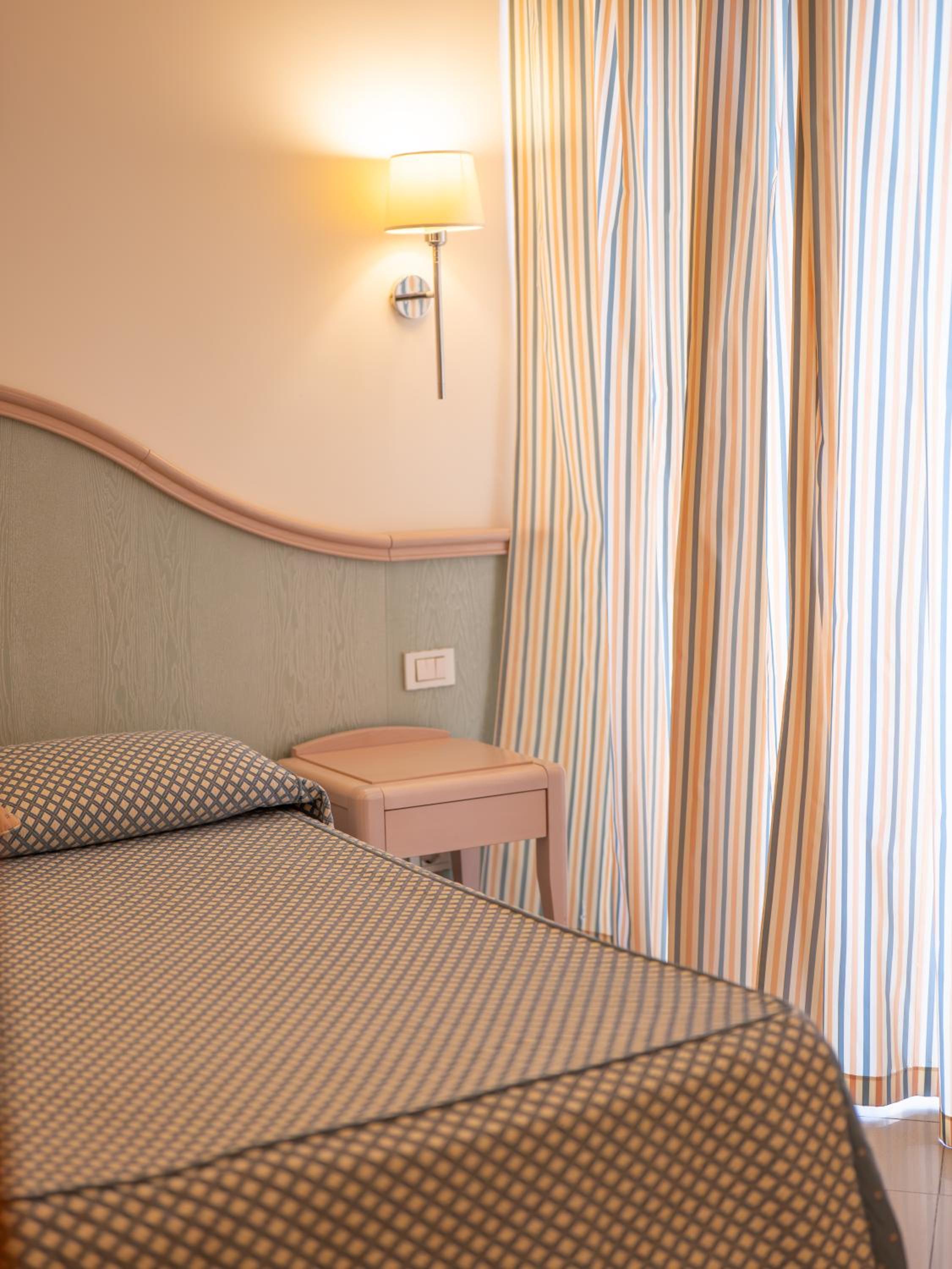 Double or Twin Room with Balcony - Photo 3