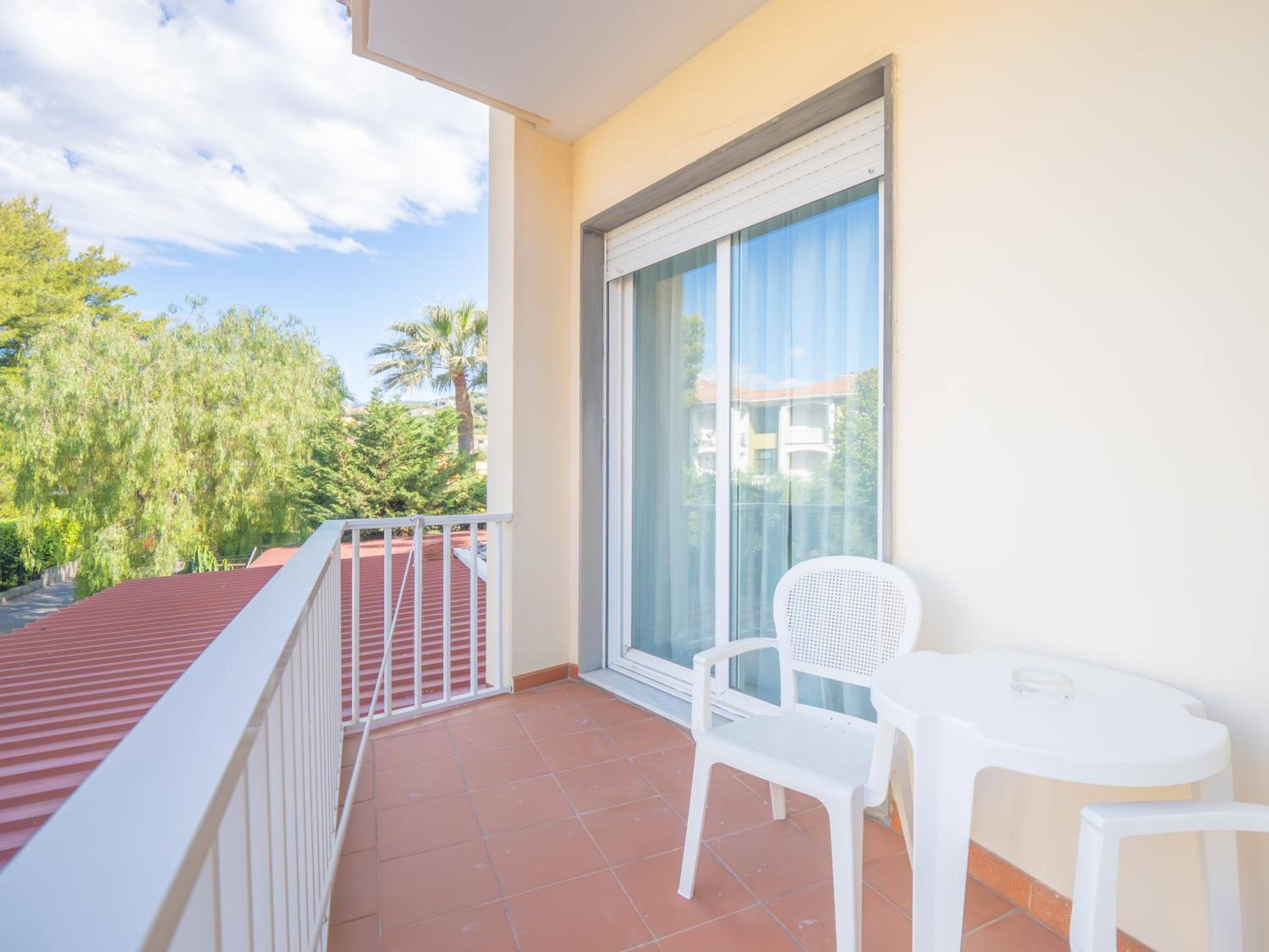 Double or Twin Room with Balcony - Photo 2