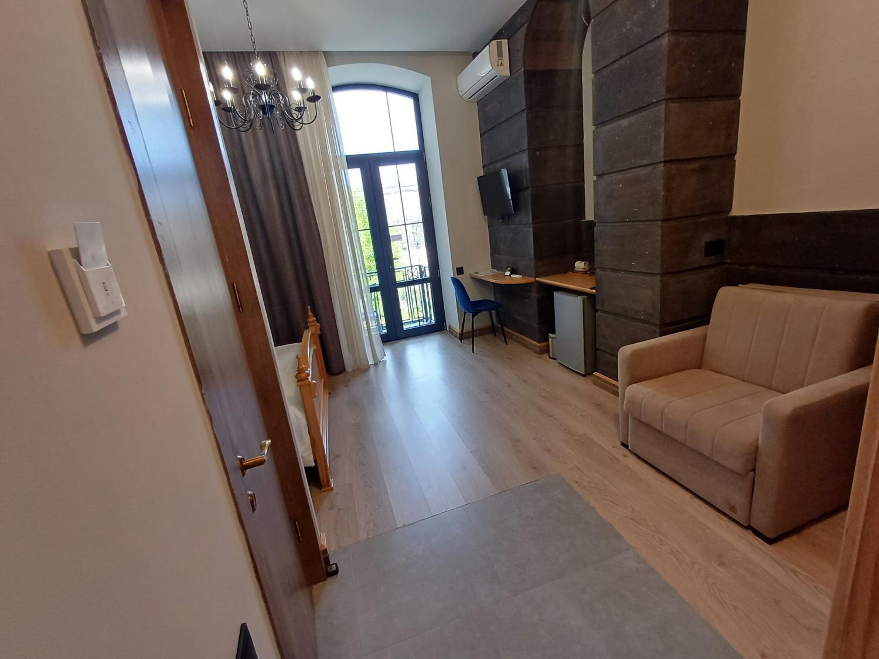 Deluxe Double Room with Balcony photo 2