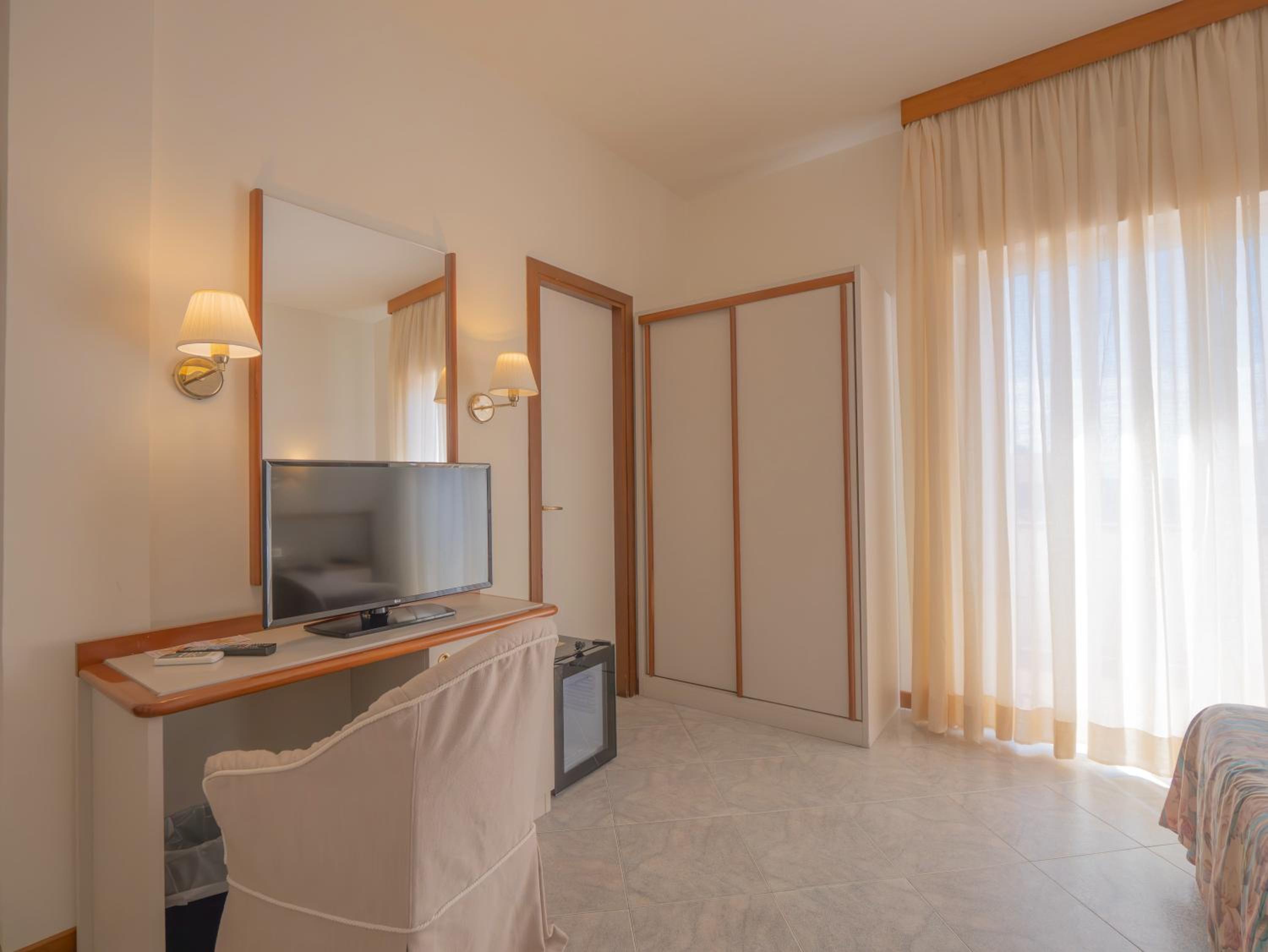 Double or Twin Room with Balcony - Photo 33