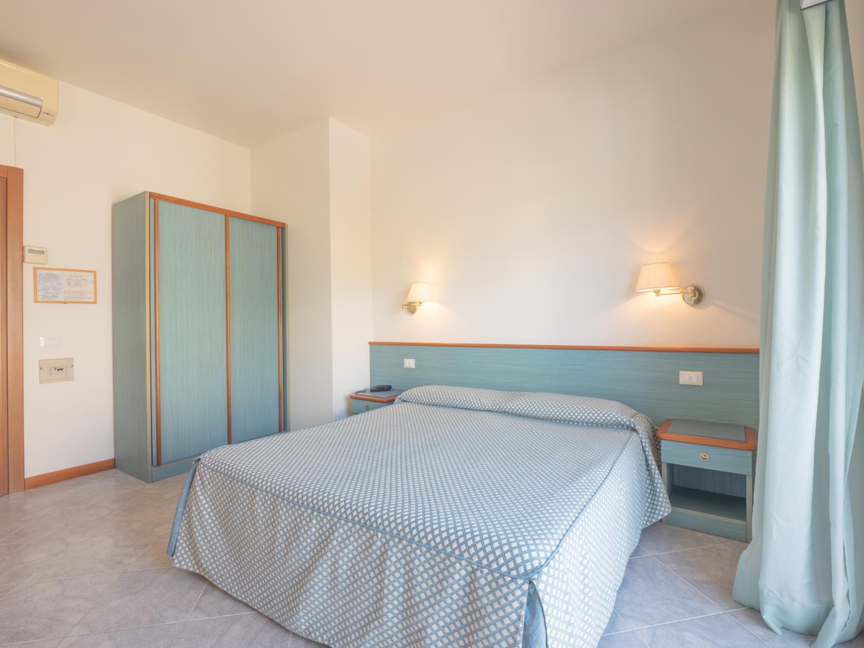Double or Twin Room with Balcony - Photo 32