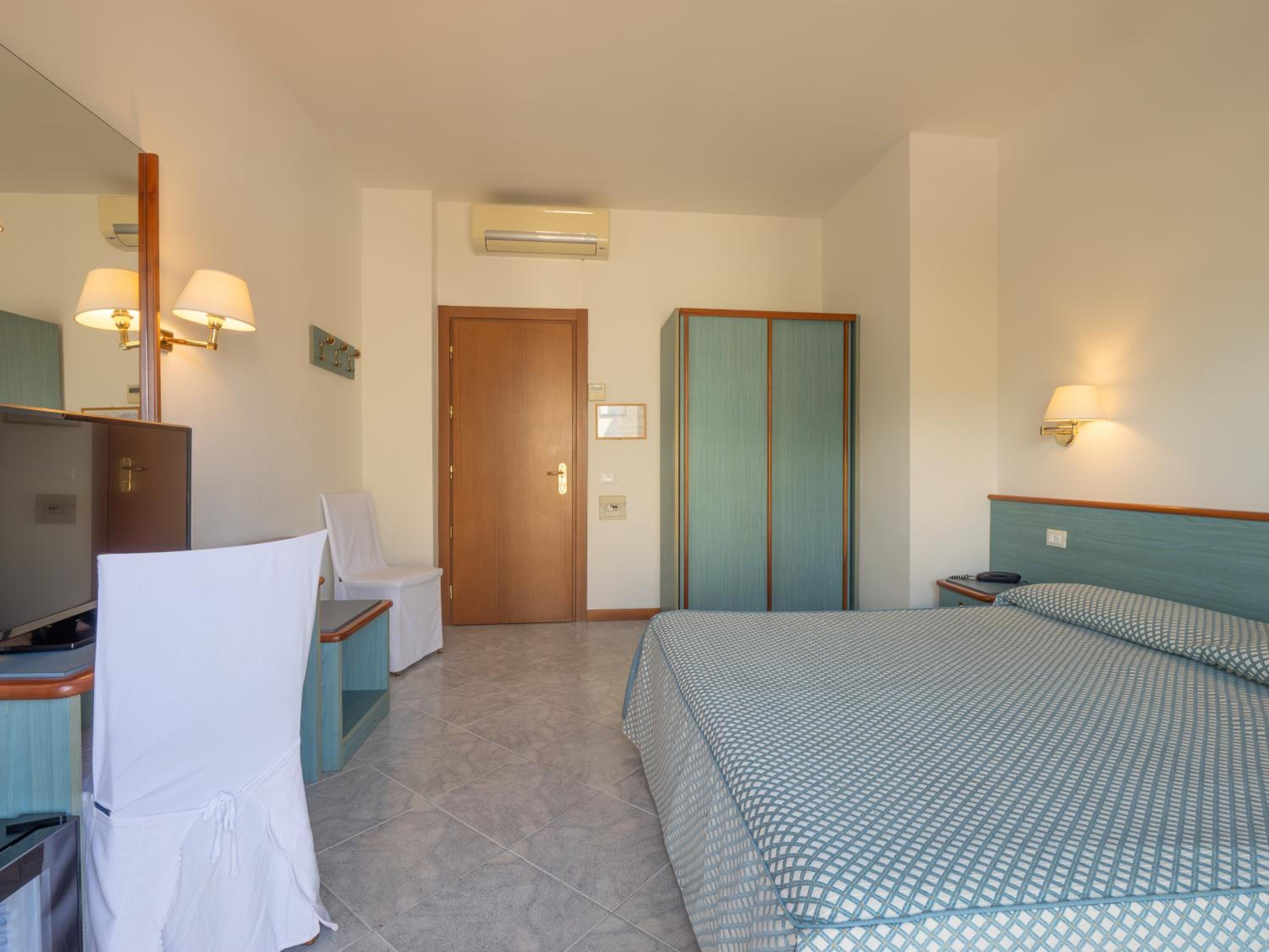 Double or Twin Room with Balcony - Photo 23