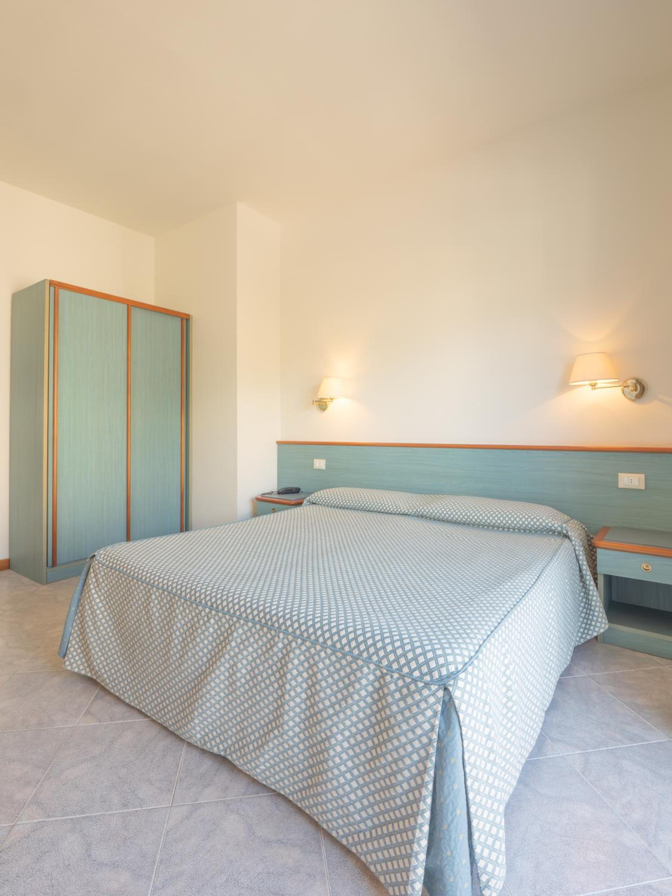 Double or Twin Room with Balcony - Photo 25