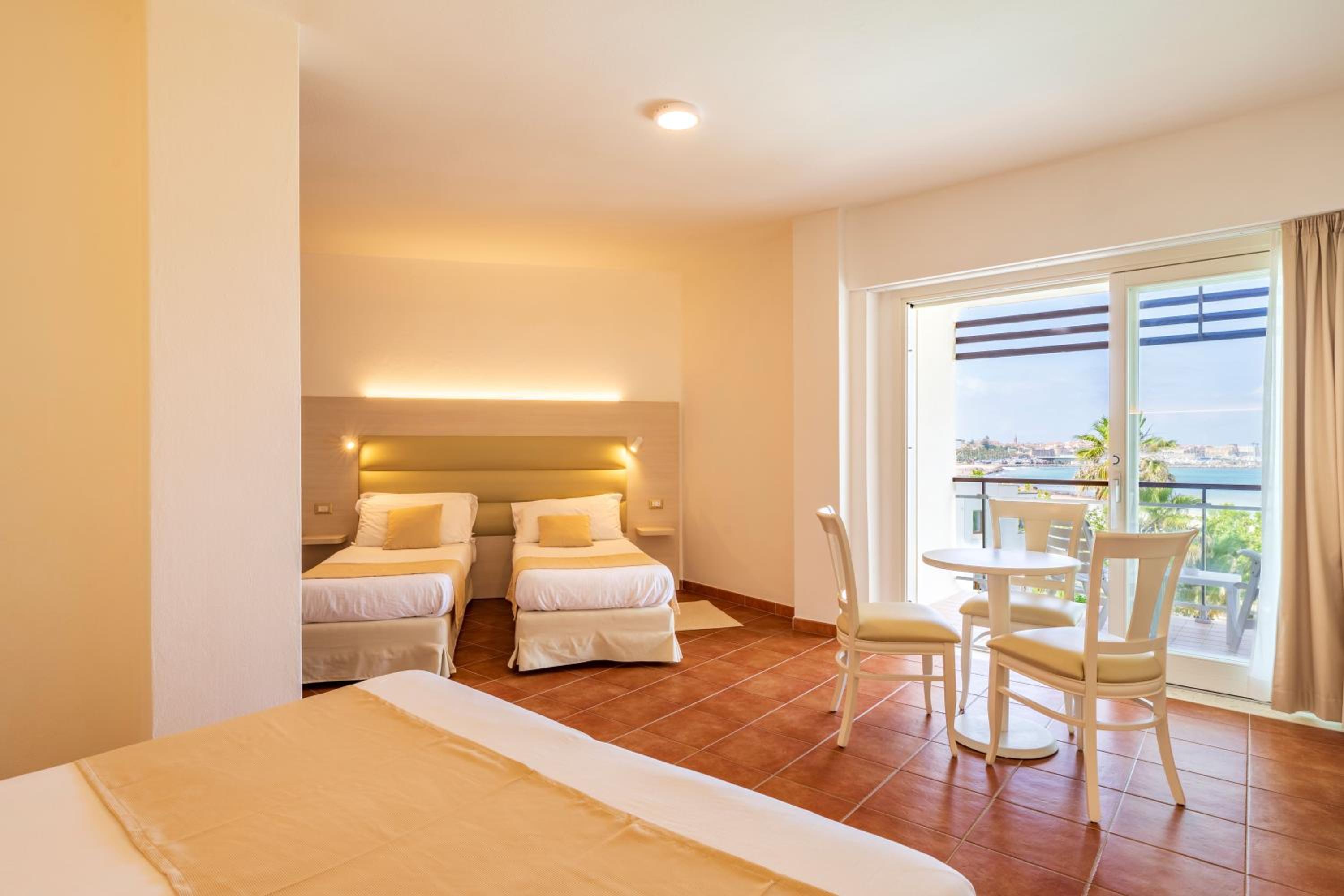 Chambre Quadruple - Vue sur Mer ou Piscine
