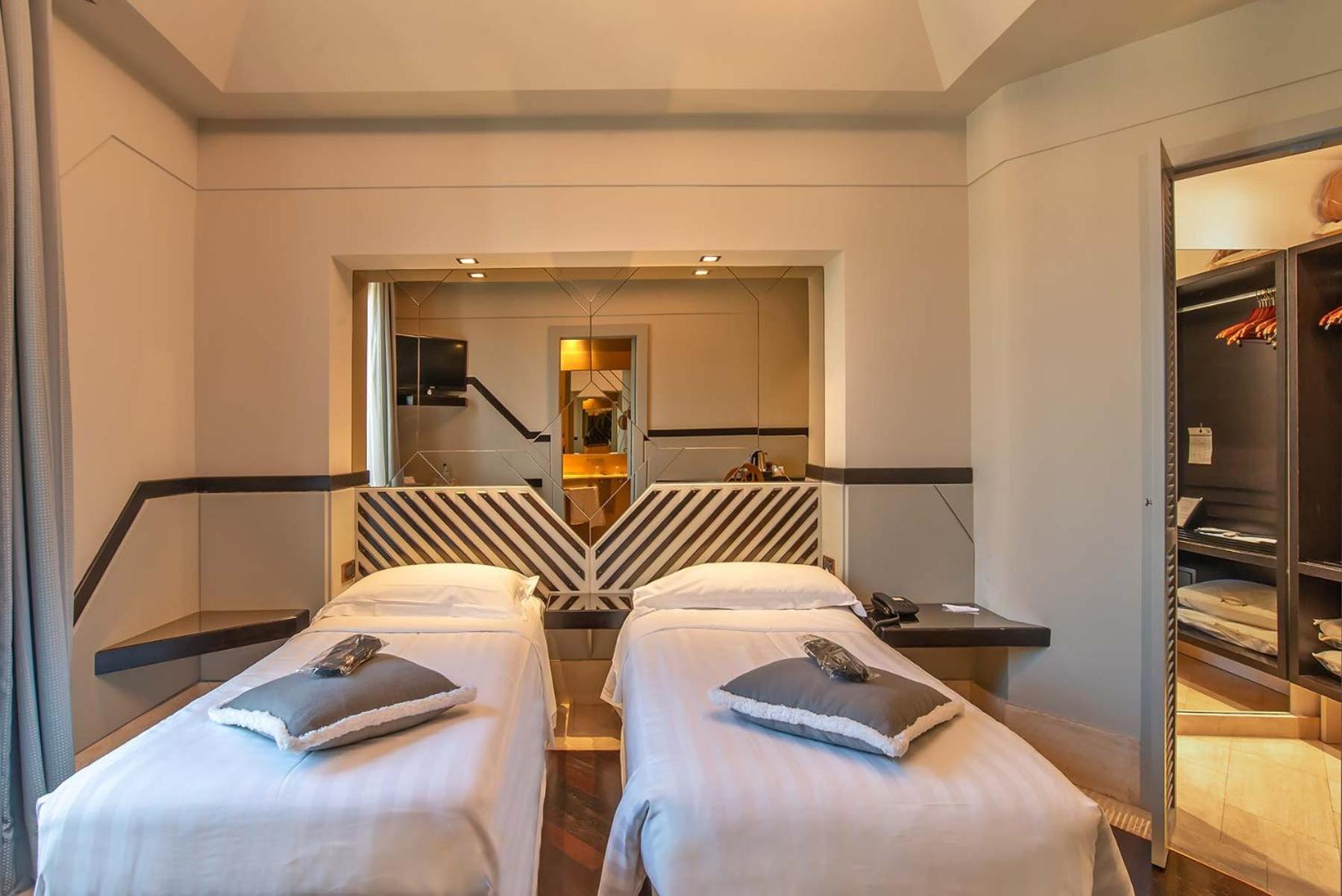 Twin Room thumbnail 6