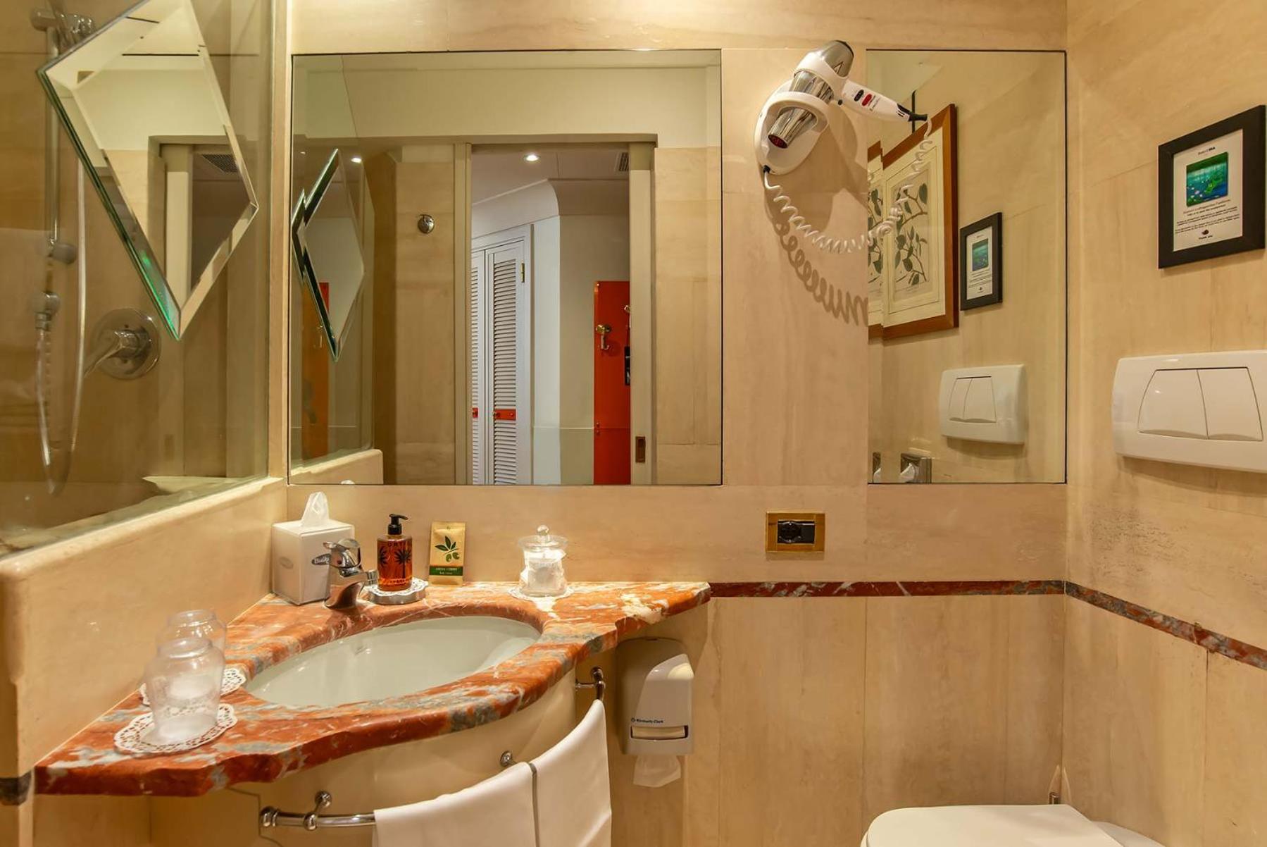 Twin Room thumbnail 5