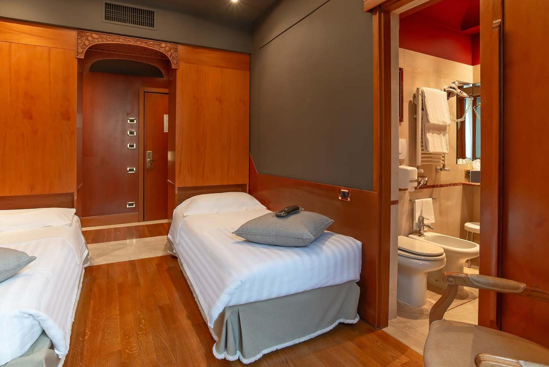 Twin Room thumbnail 6
