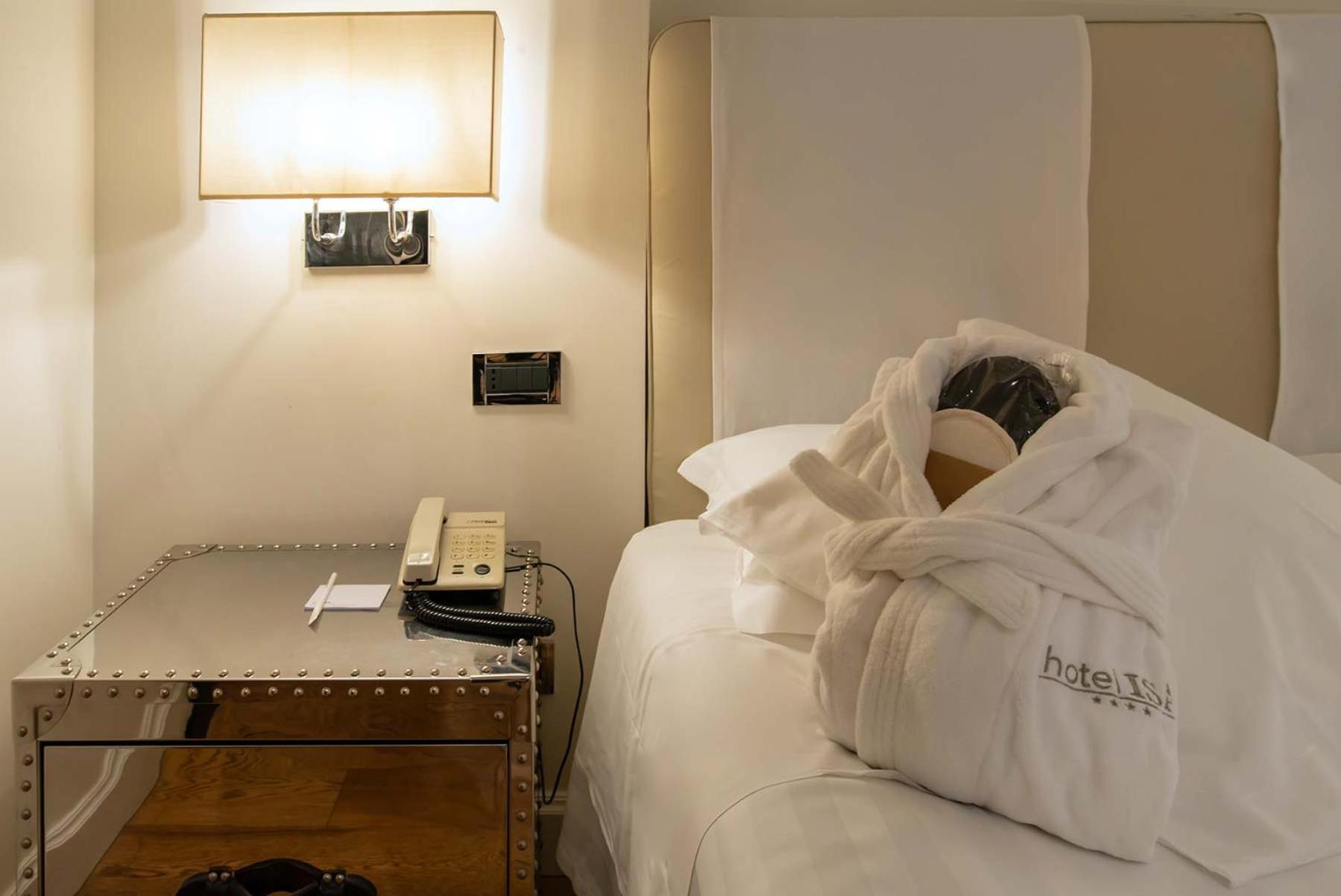 Deluxe Double Room thumbnail 6