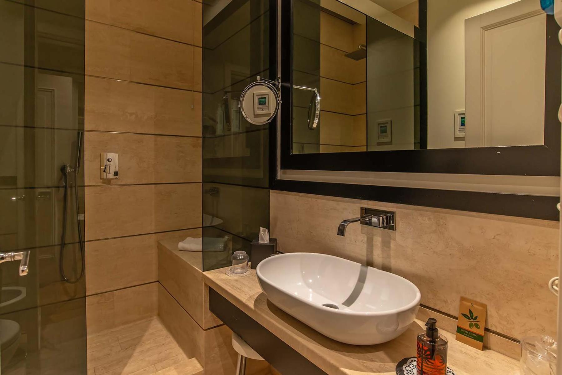 Deluxe Double Room thumbnail 5