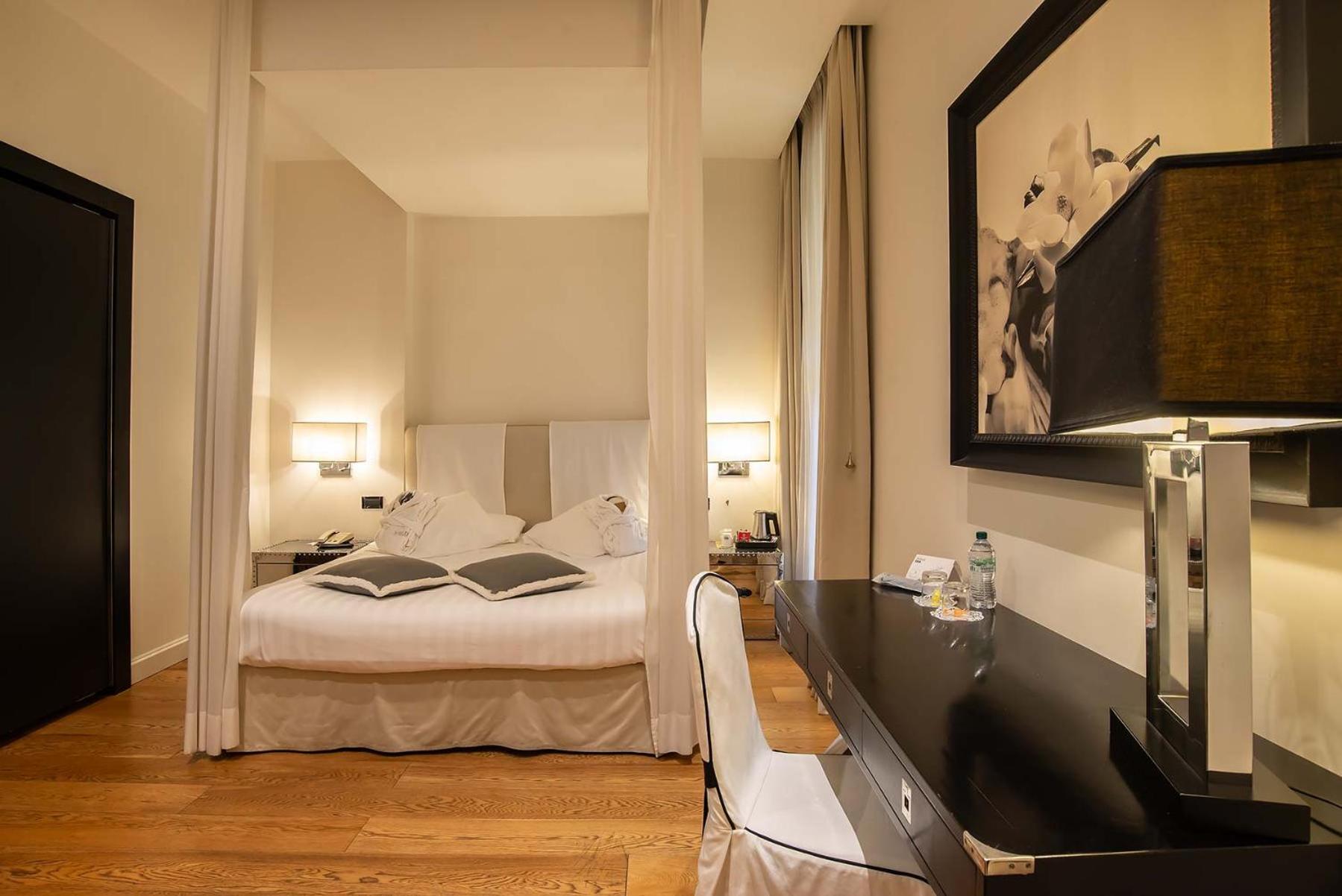 Deluxe Double Room thumbnail 5