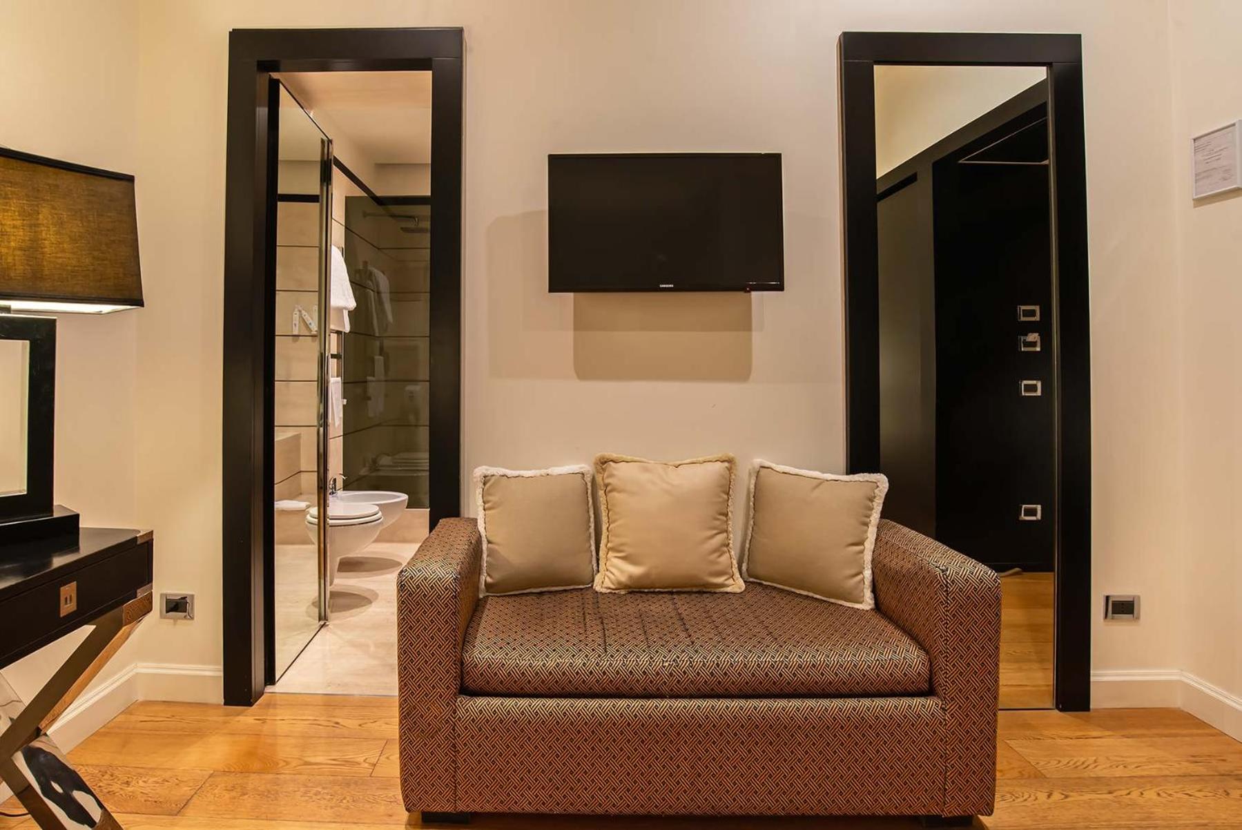Deluxe Double Room thumbnail 5
