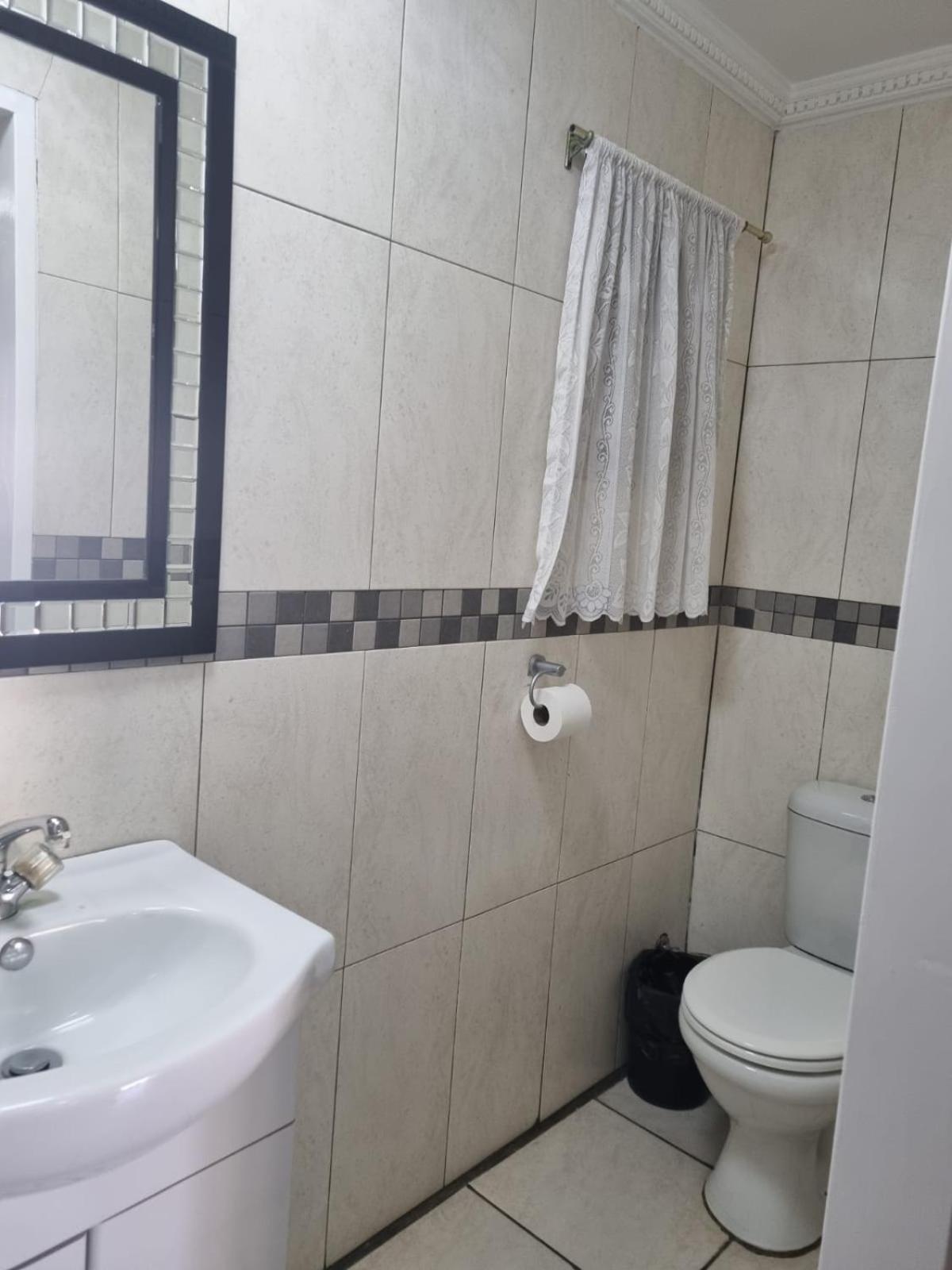 Standard Twin Room - Photo 10