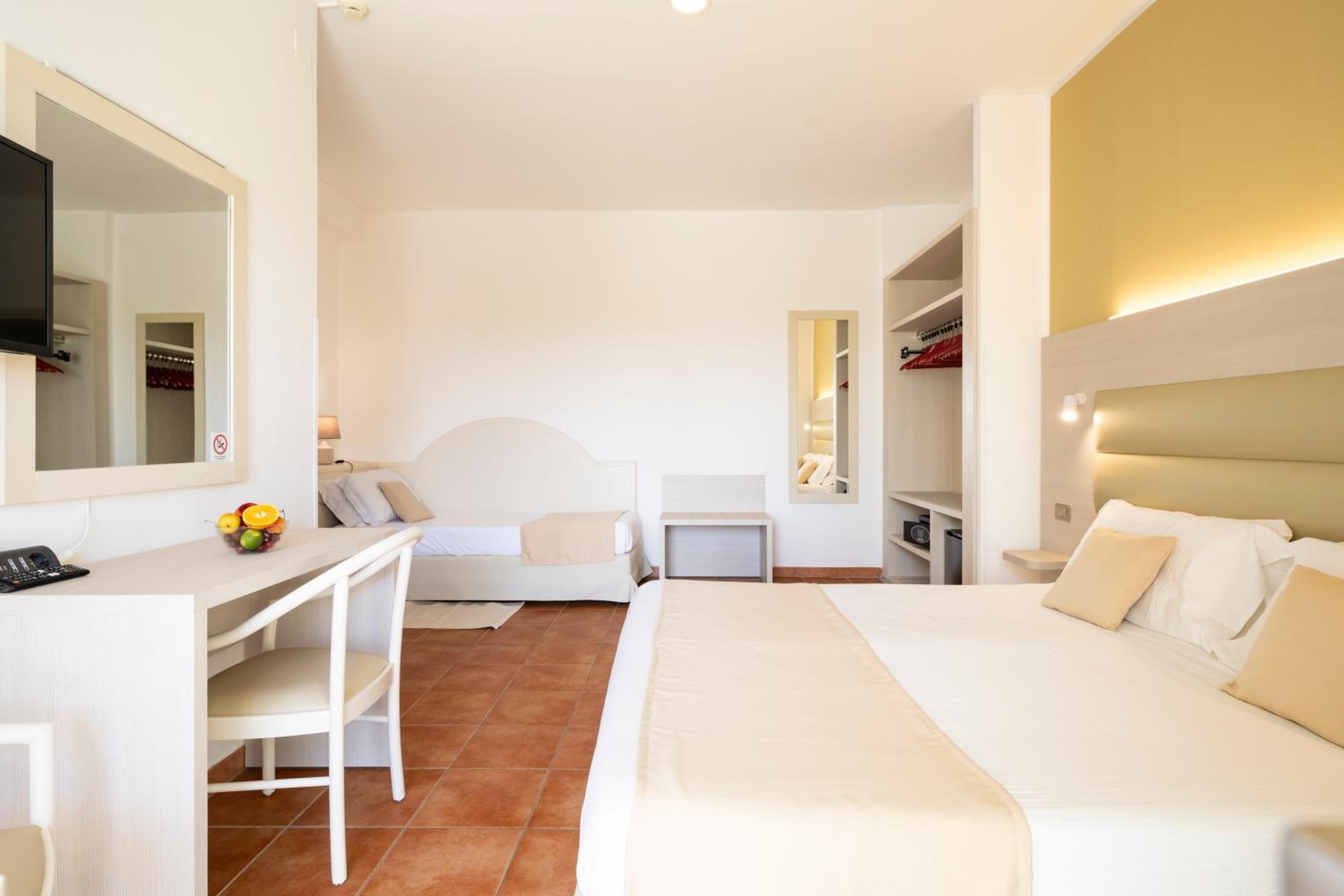Chambre Triple - Vue sur Piscine ou Mer