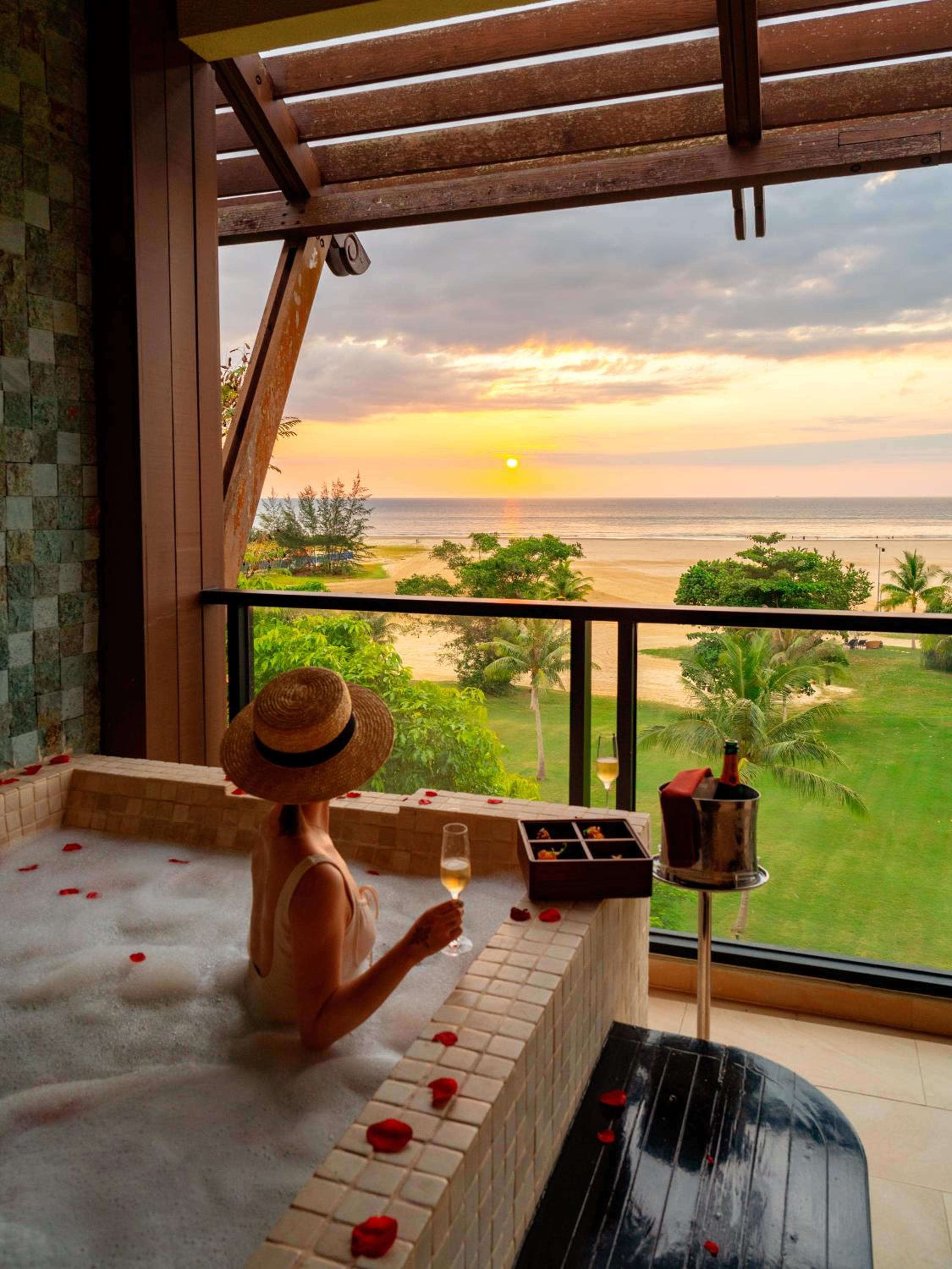 Ocean Wing Junior Suite Sea View King Room  - Photo 3