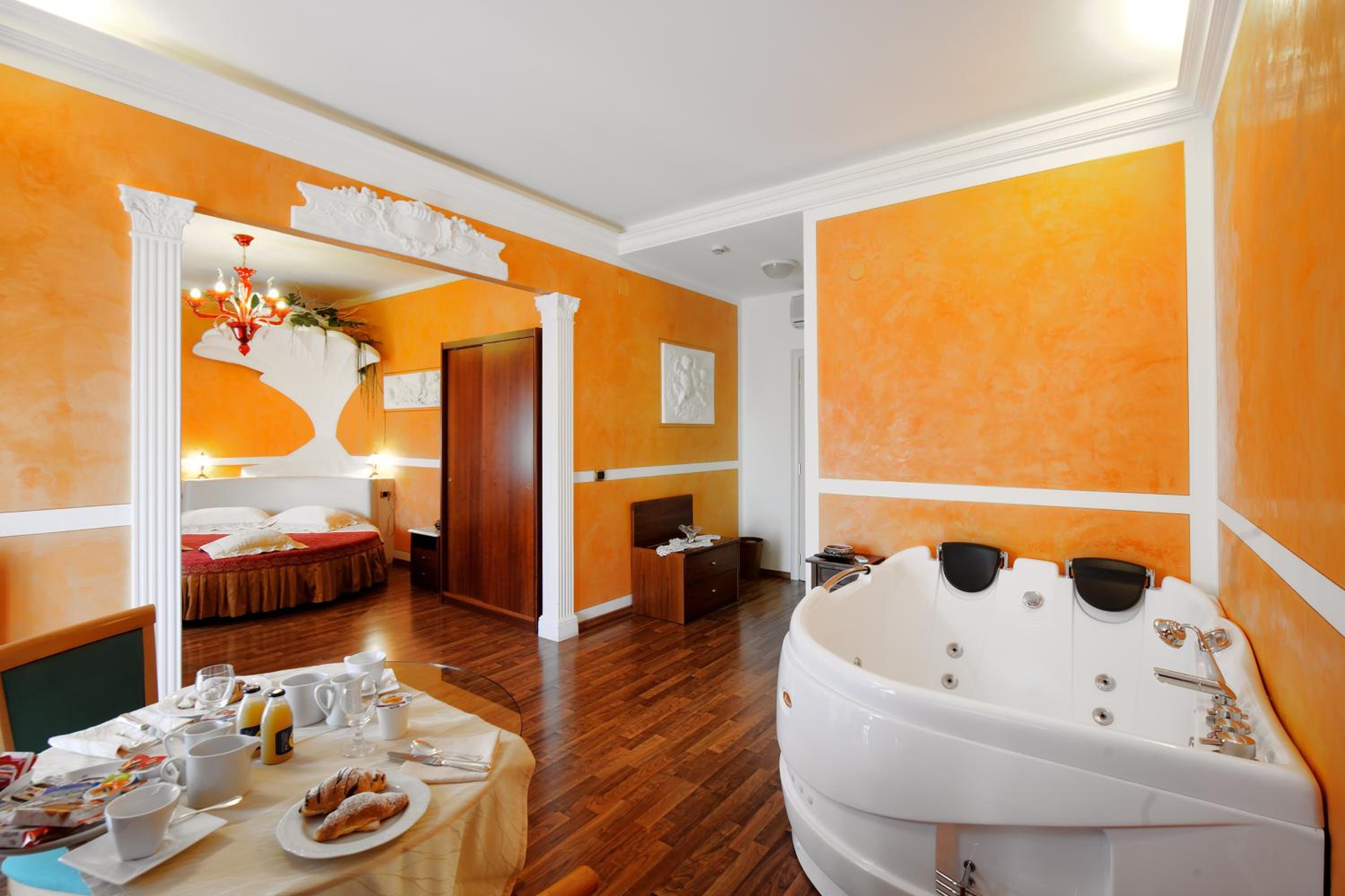 Deluxe Suite with Spa Bath photo 2