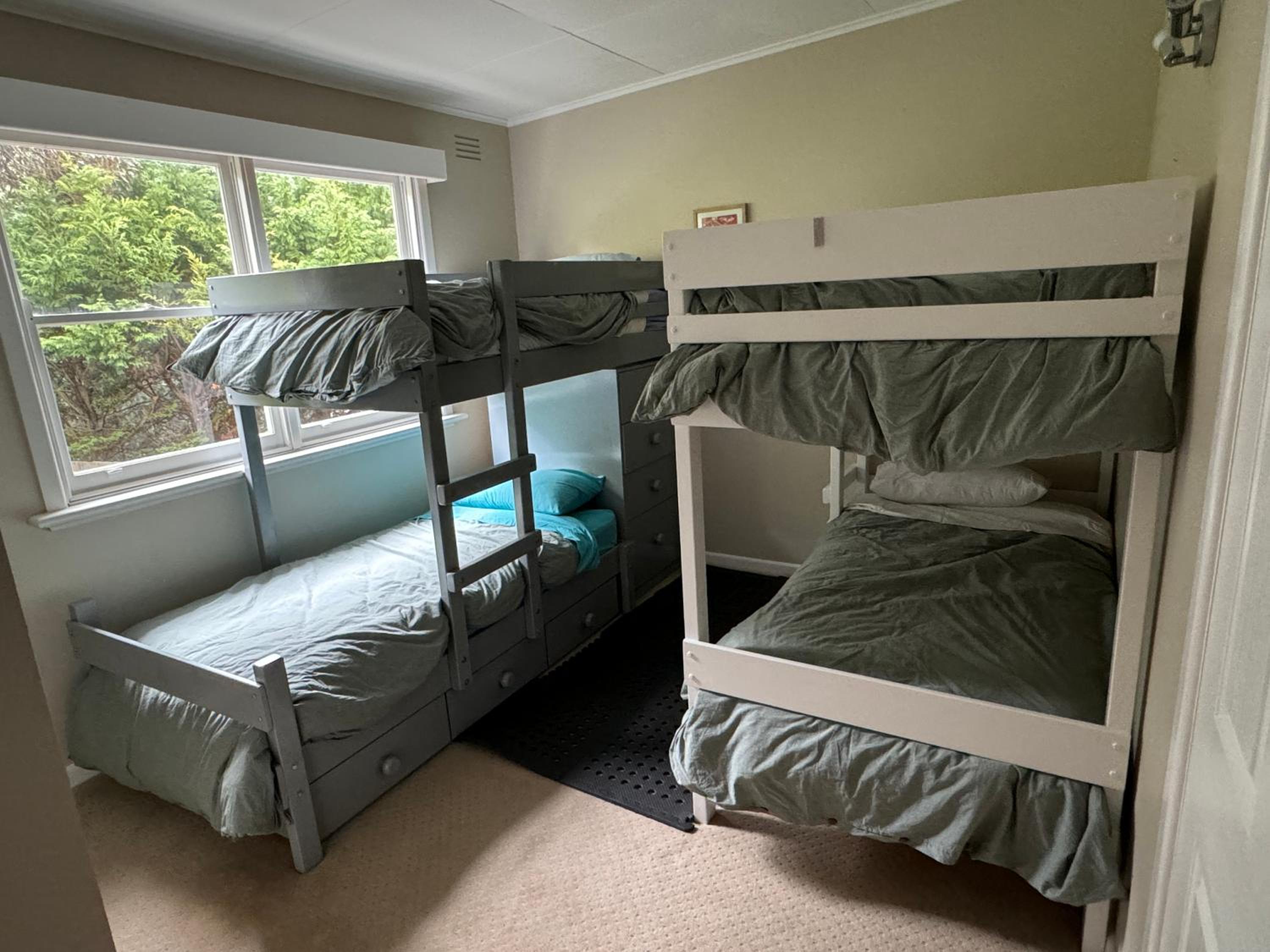 Five-Bedroom House photo 1