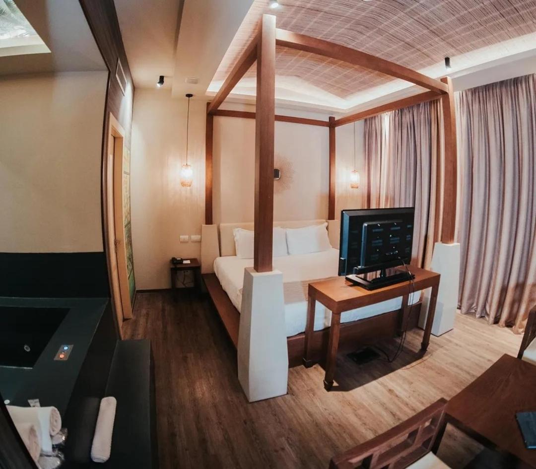 Suite with Private Pool photo 3