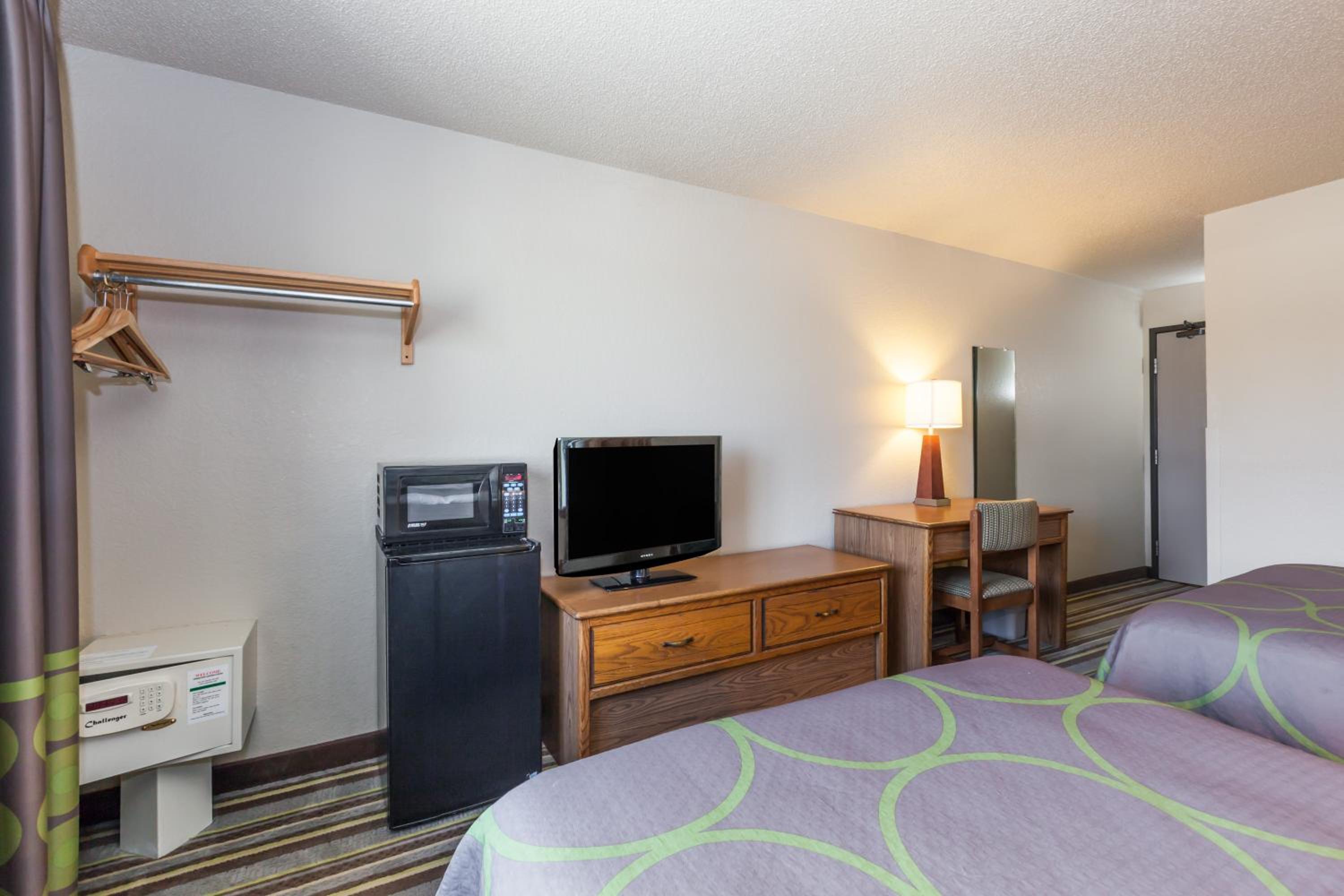 Double Room with Two Double Beds - Non-Smoking - Photo 2
