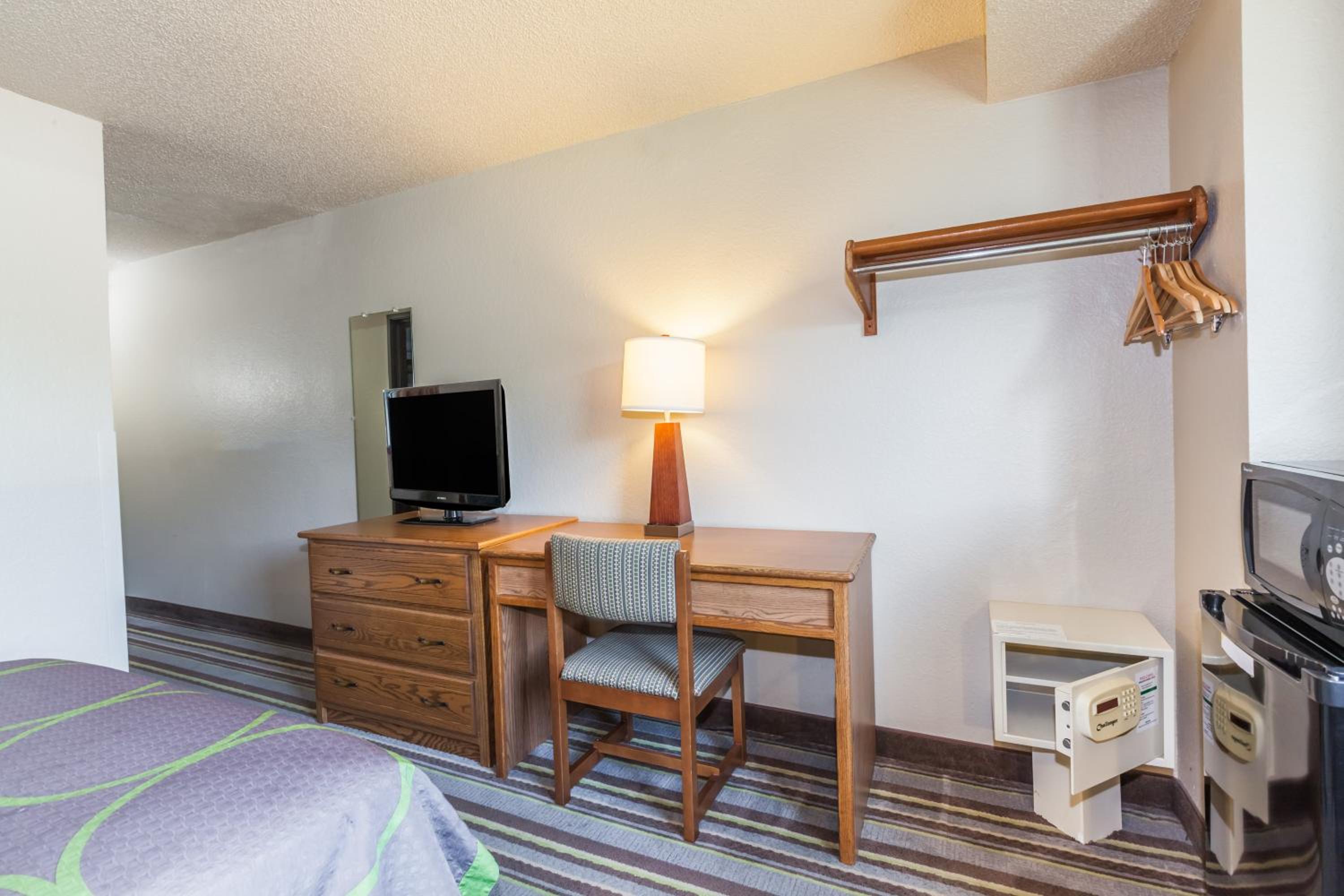 Queen Room - Disability Access/Non-Smoking - Photo 4