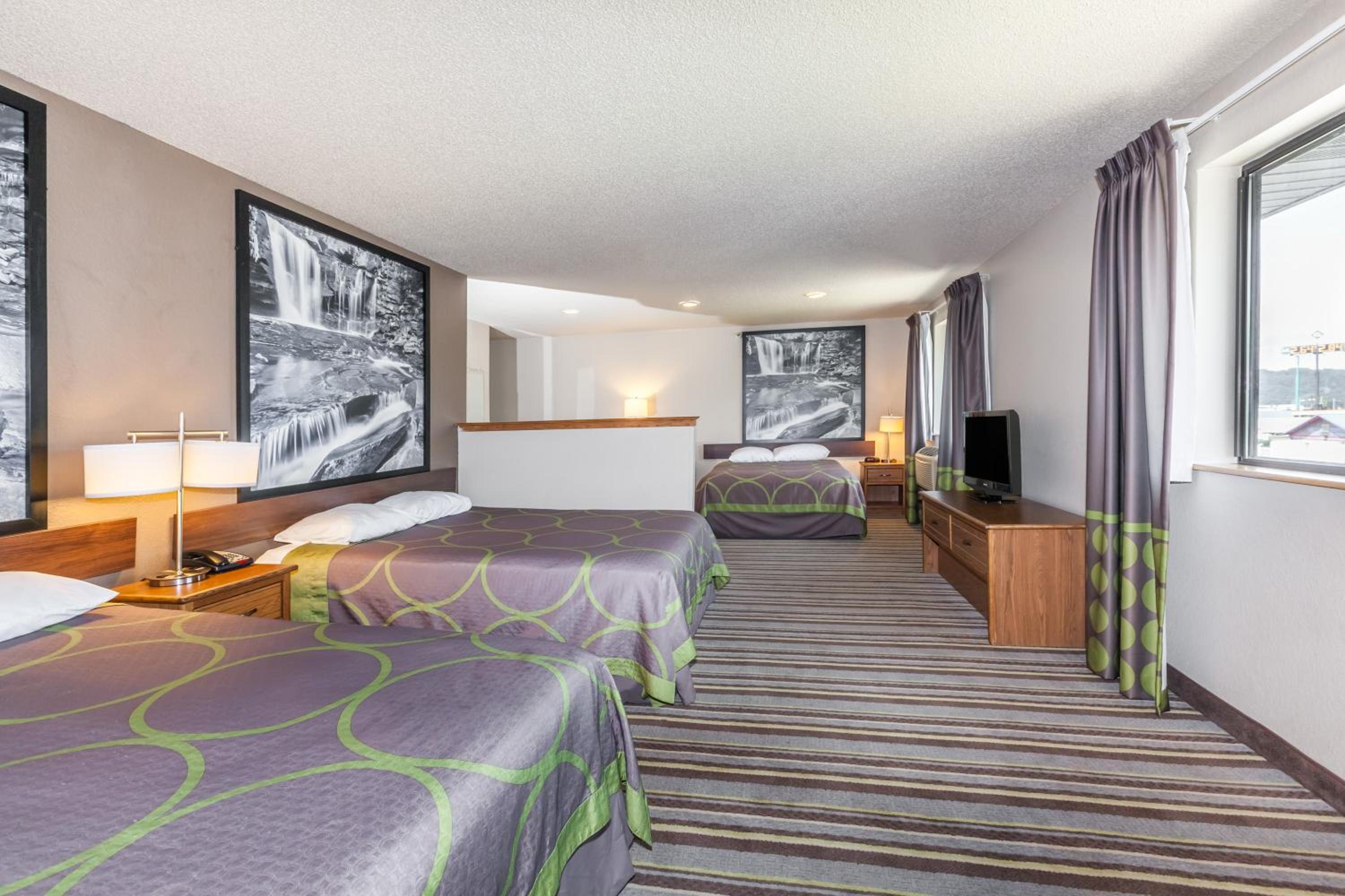 Studio Suite with Three Queen Beds - Non-Smoking - Photo 1