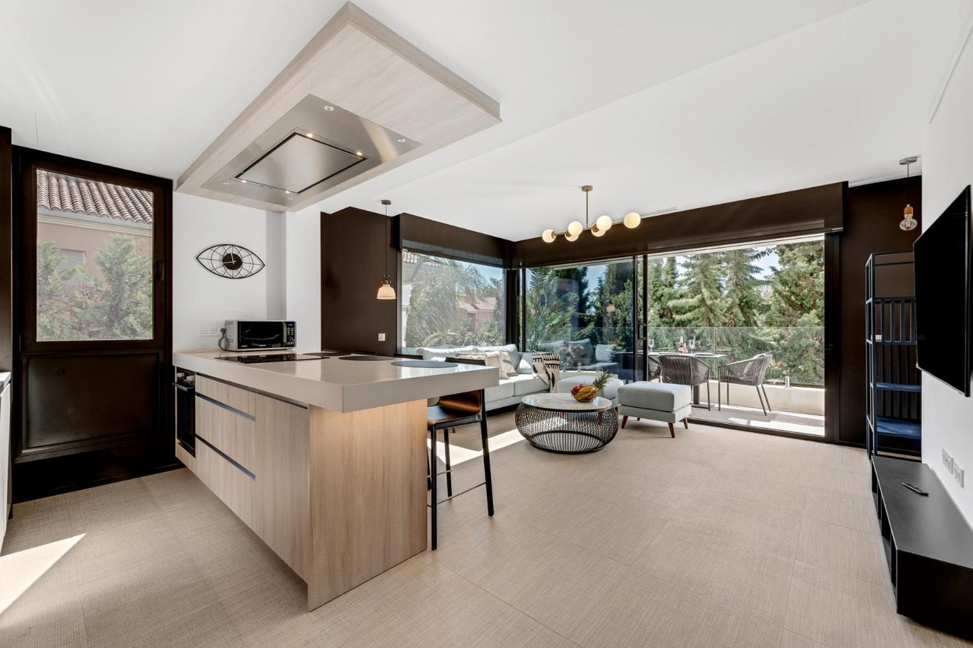 Apartamento de Dos Dormitorios con Vista al Jardín