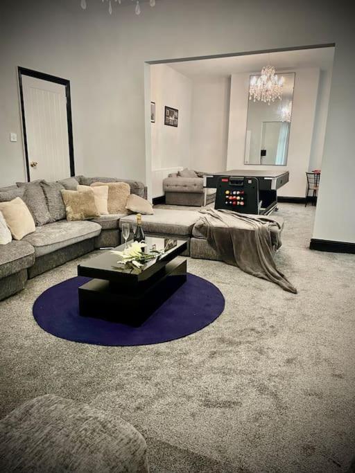 Five-Bedroom House photo 1