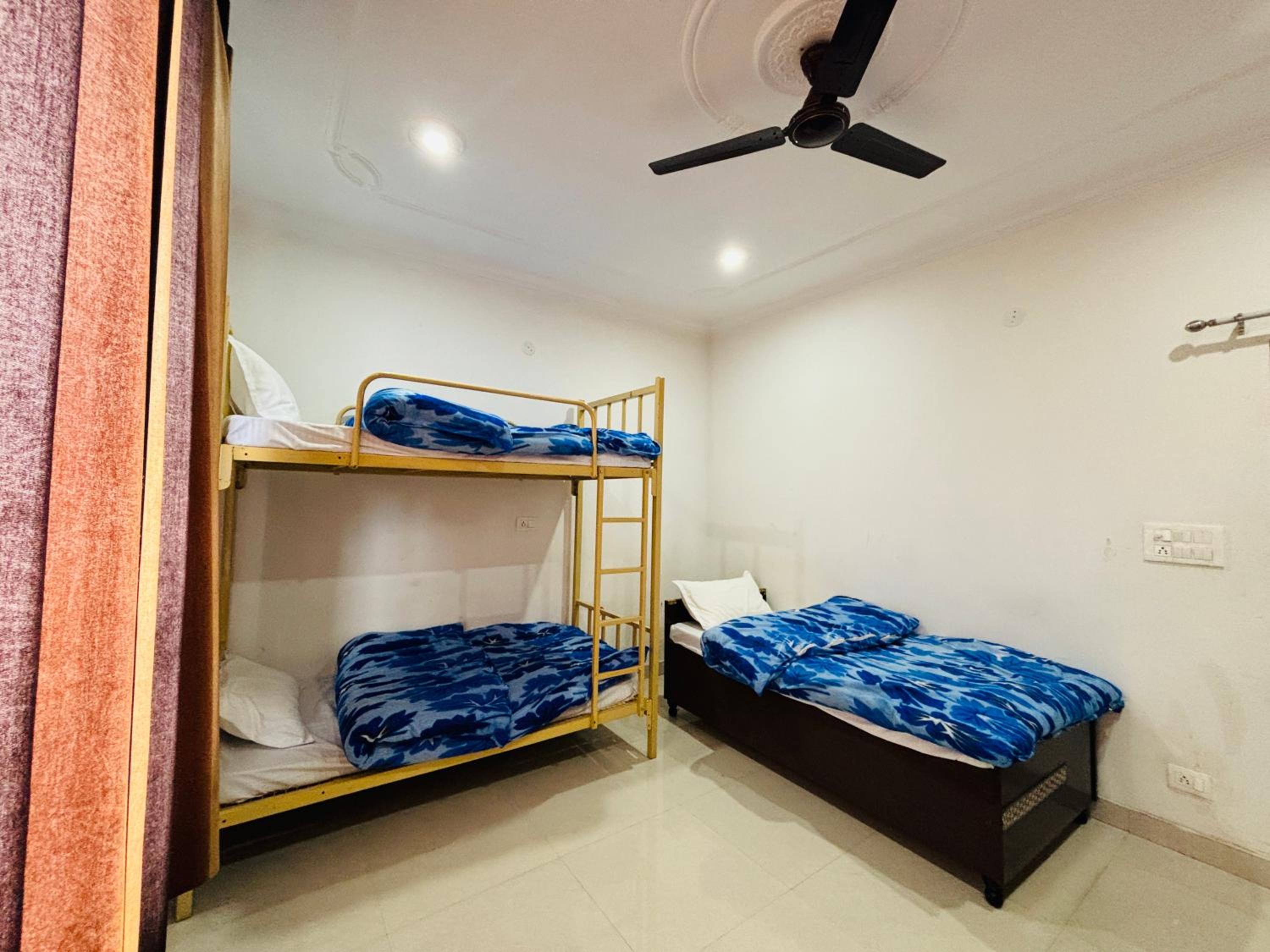 Bunk Bed In Mixed Dormitory Room photo 2