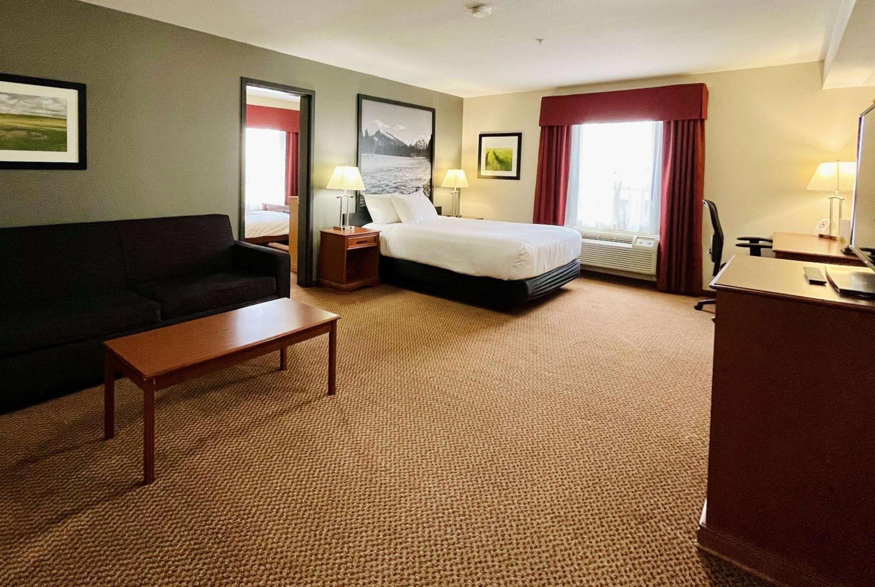 Family Room with One Queen Bed, Two Twin Beds, Sofa Bed and Full Kitchen - Non-Smoking - Photo 1