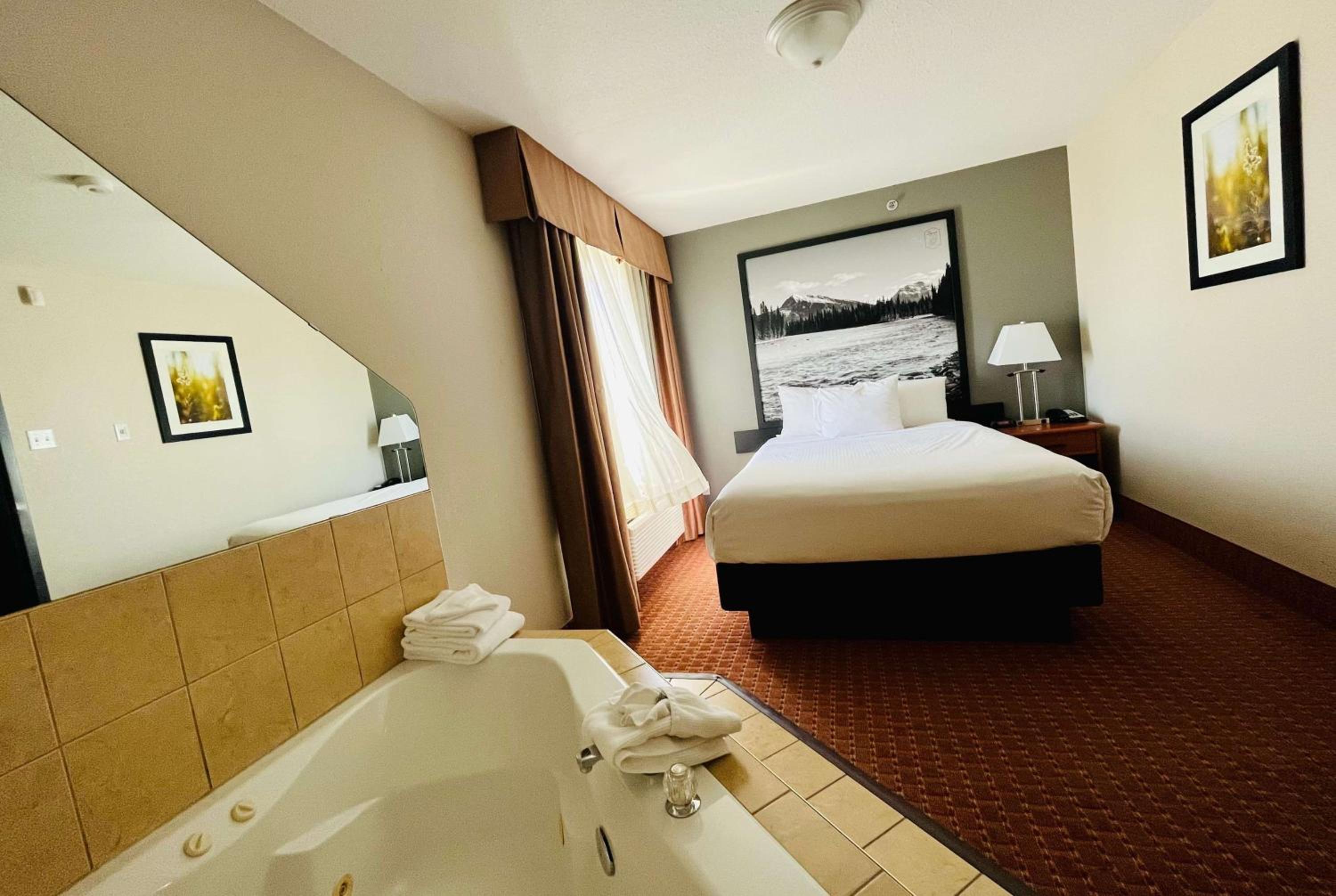 One-Bedroom Queen Suite - Non-Smoking - Photo 1