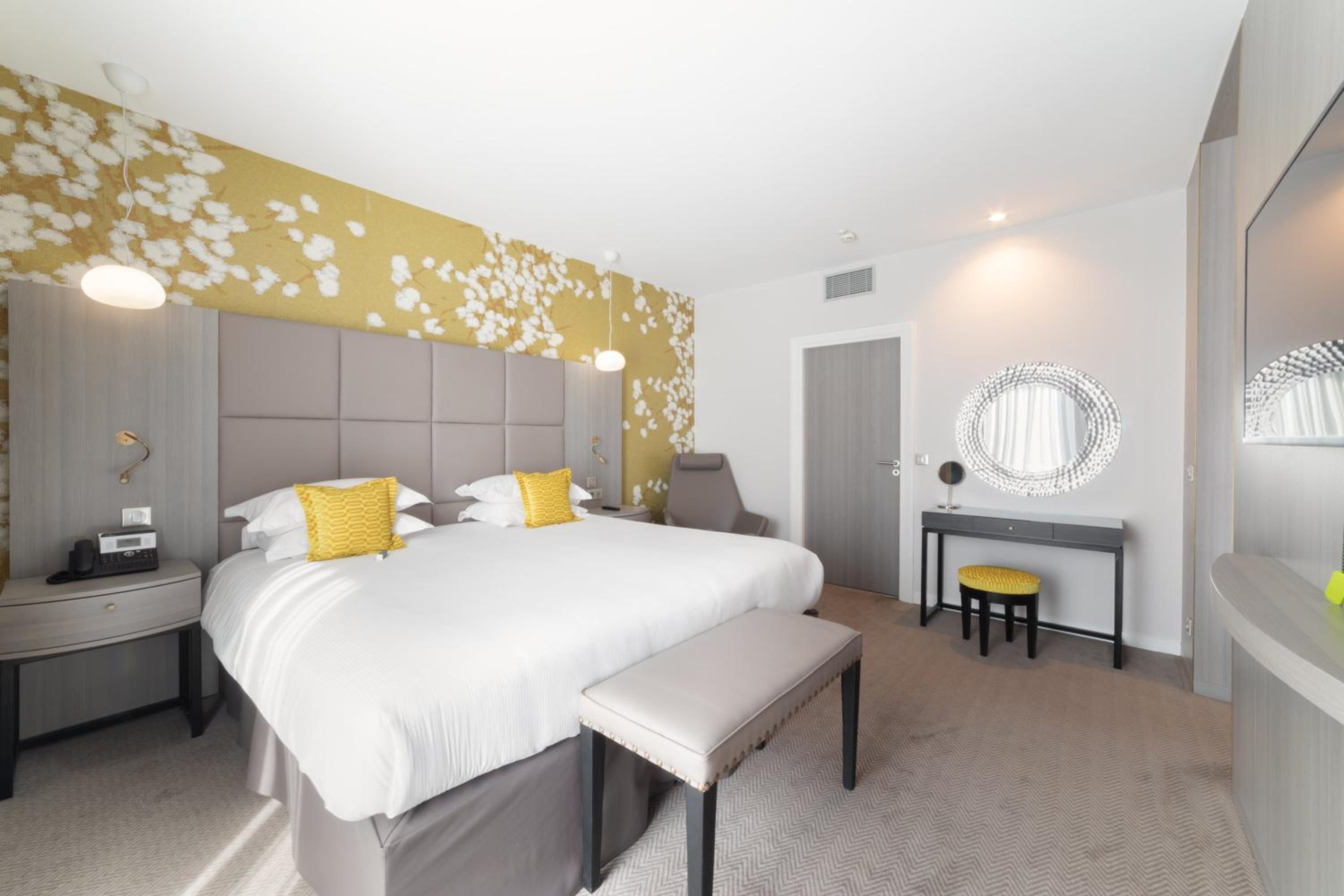 King Suite with Balcony - Photo 11